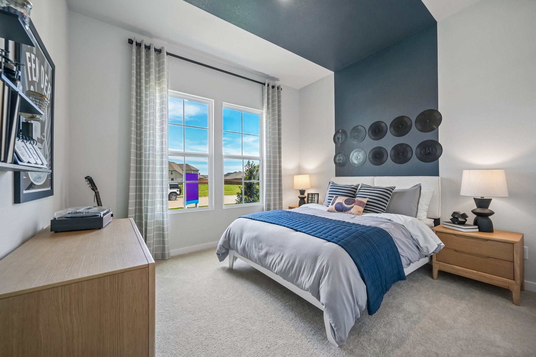 A bedroom with a bed and a desk.