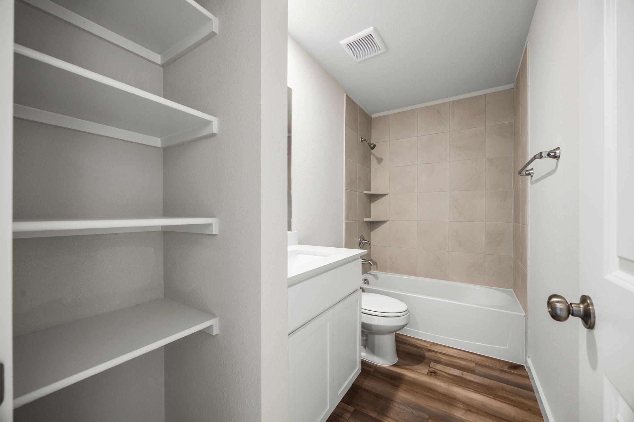A bathroom with a toilet and bathtub.