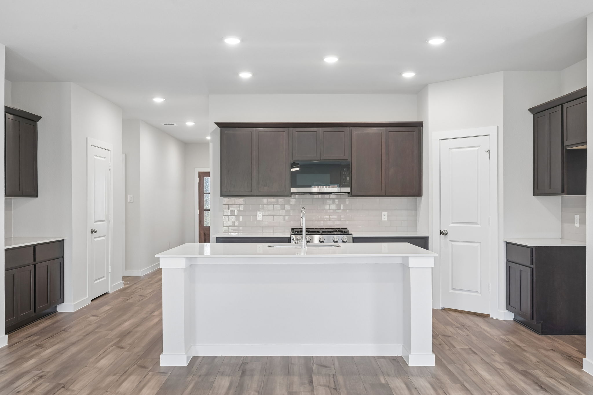 A kitchen with white cabinets.