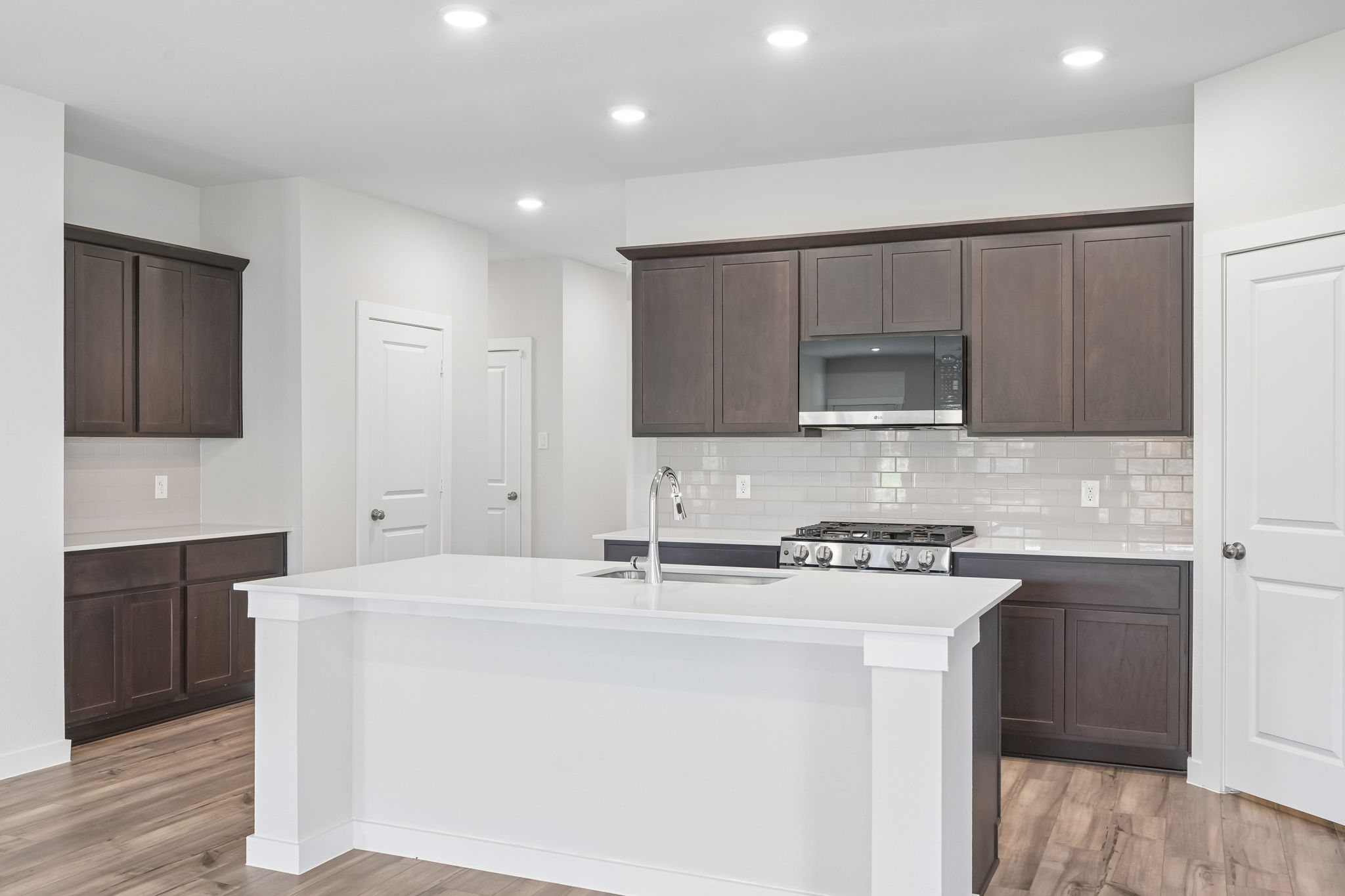 A kitchen with white cabinets.