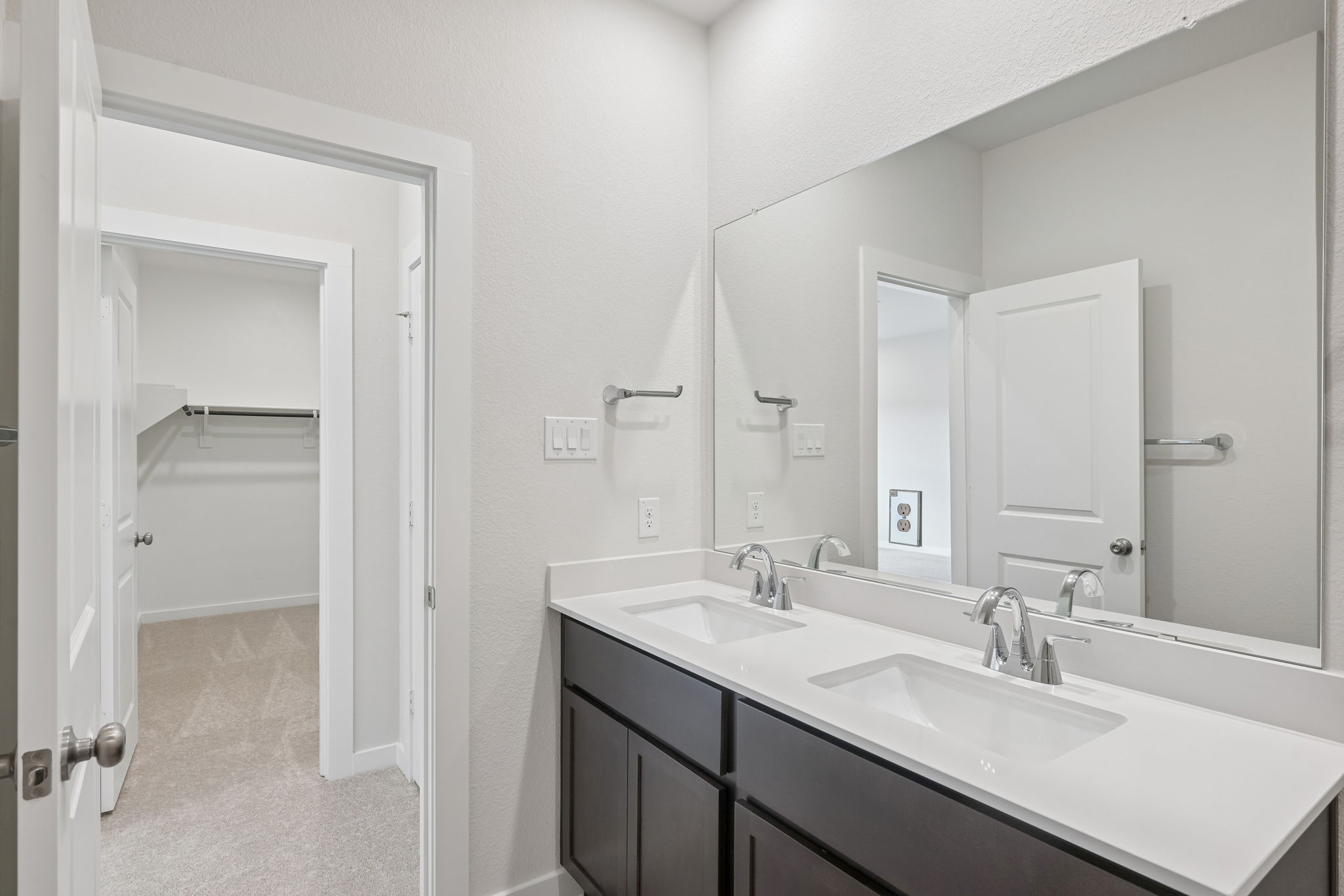 A bathroom with a sink and a mirror.