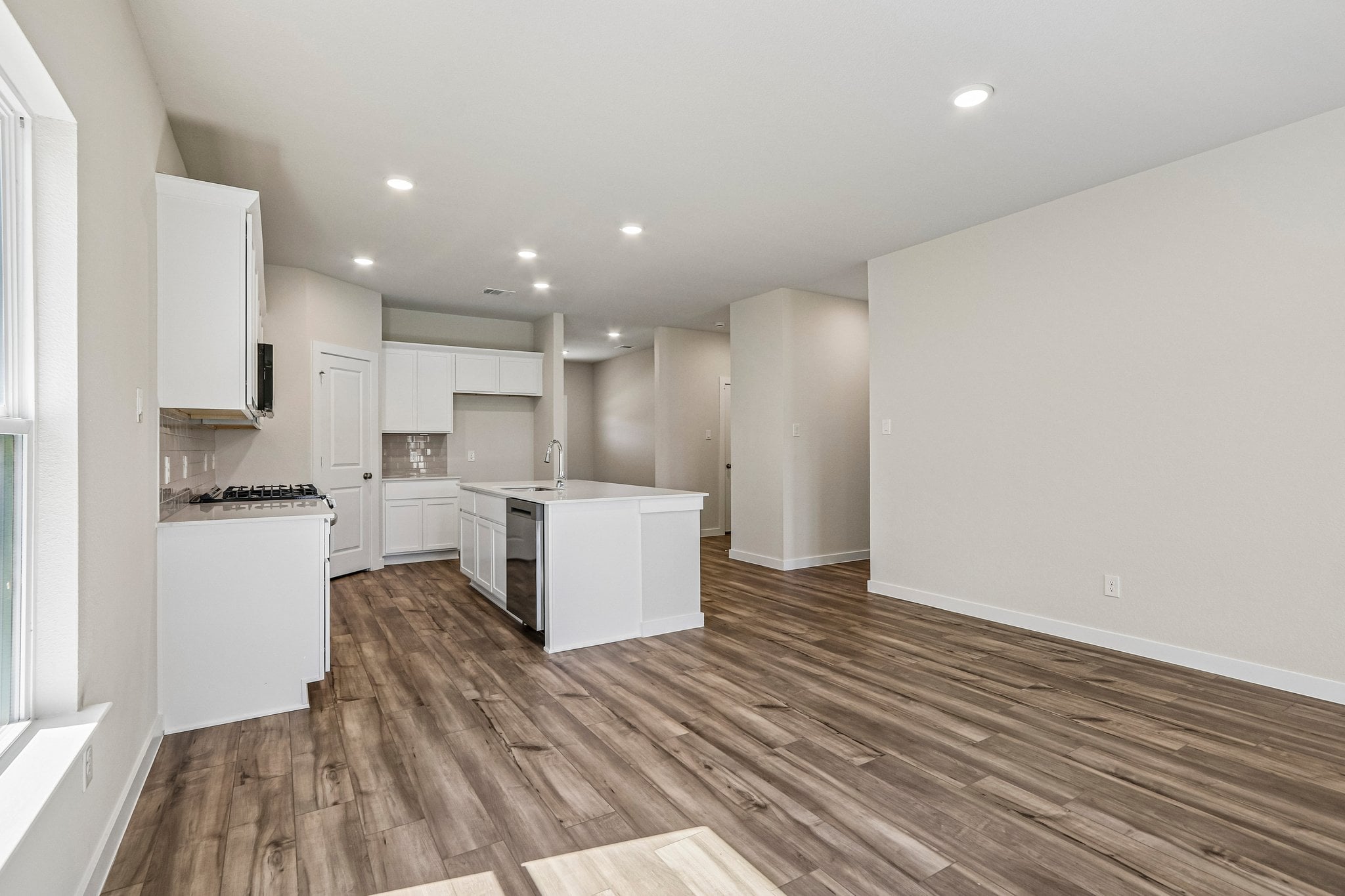 A kitchen with white cabinets.