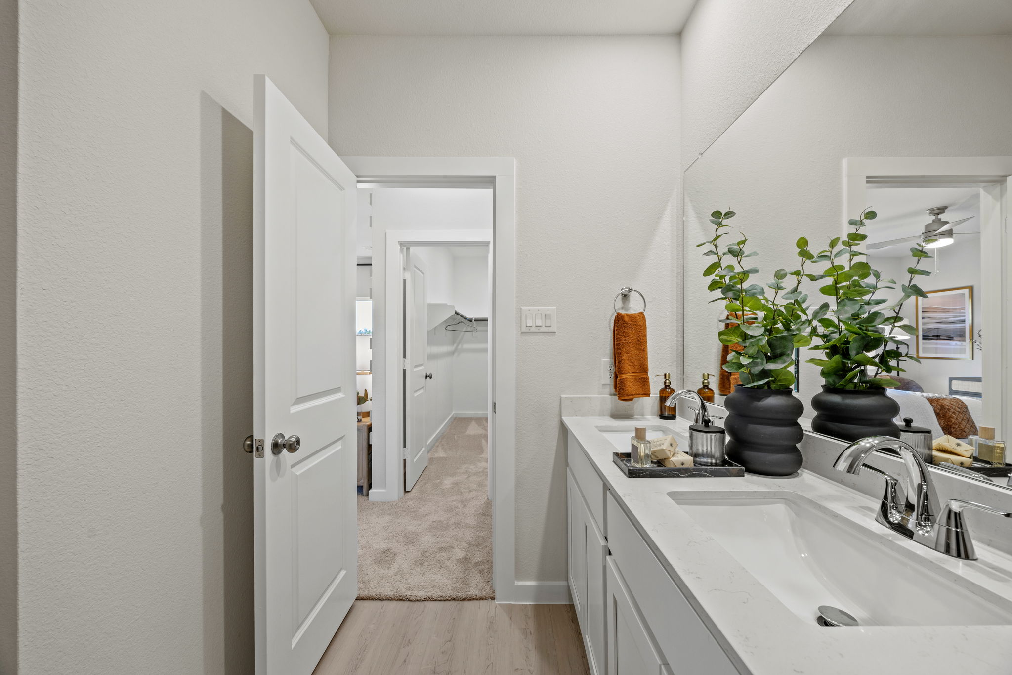 A bathroom with a sink and a mirror.