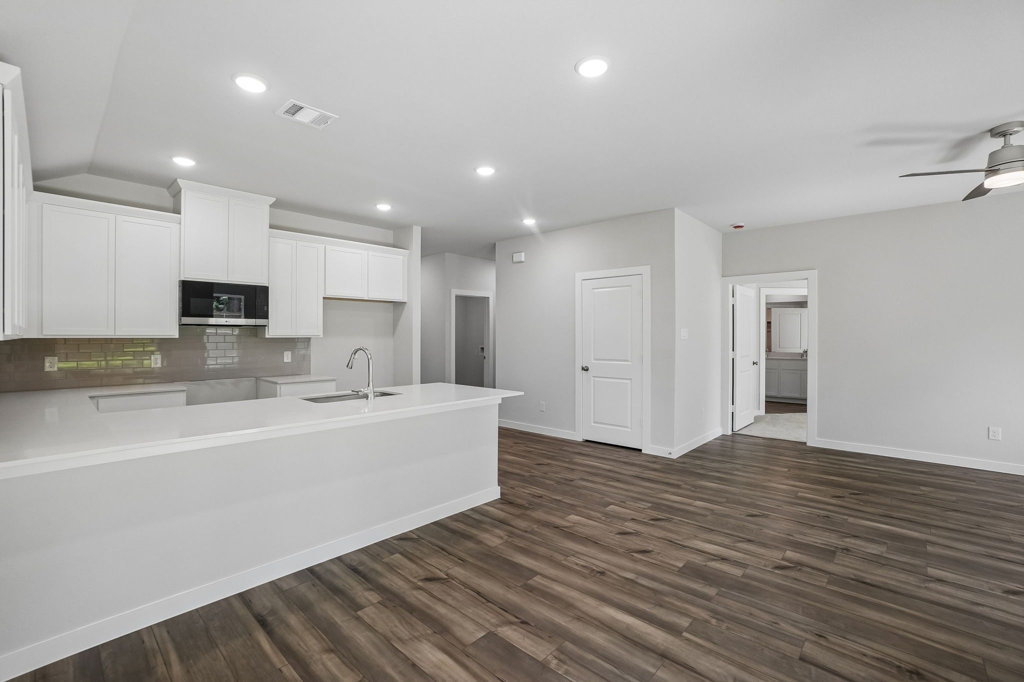 A kitchen with white cabinets.