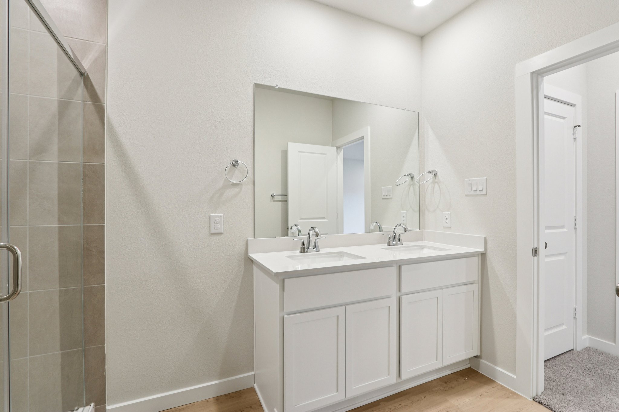 A bathroom with a sink and a mirror.