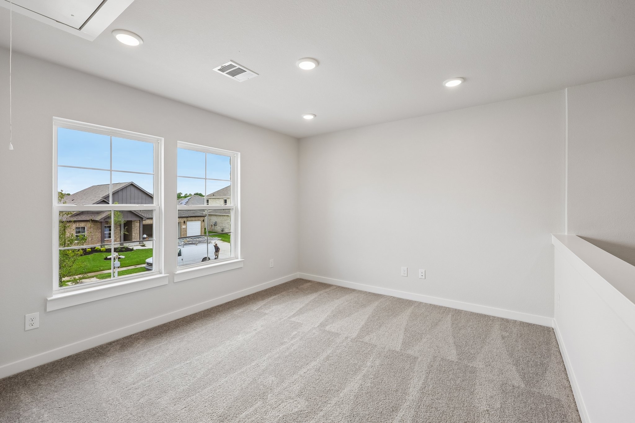 A room with a window and a carpet.