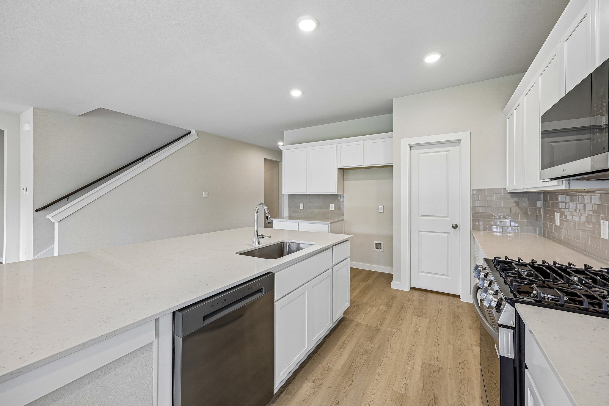 A kitchen with white cabinets.