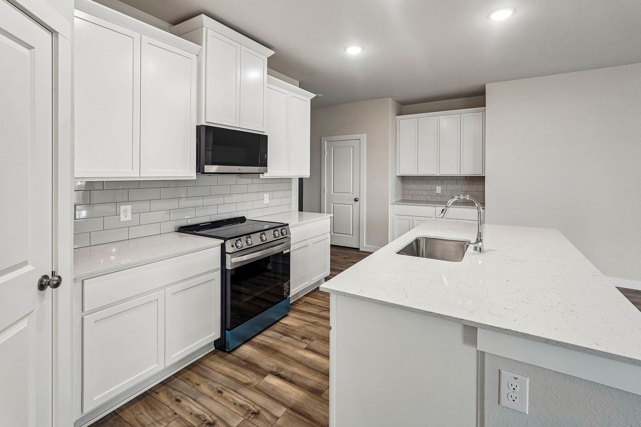 A kitchen with white cabinets.