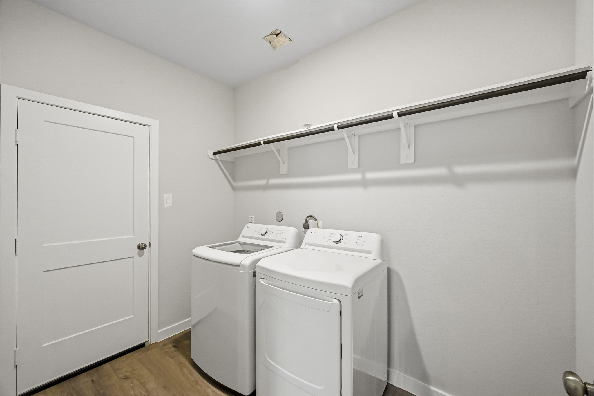 A washer and dryer in a room.