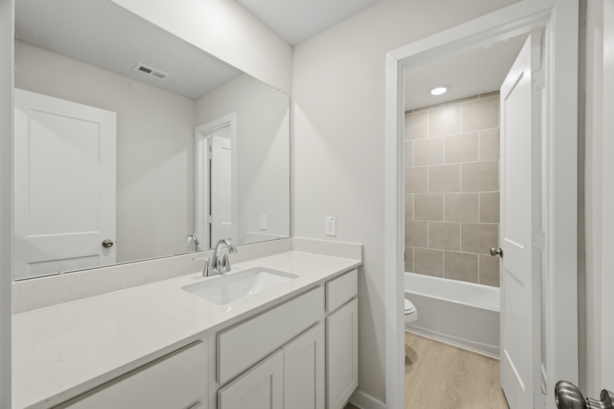 A bathroom with a sink and a mirror.