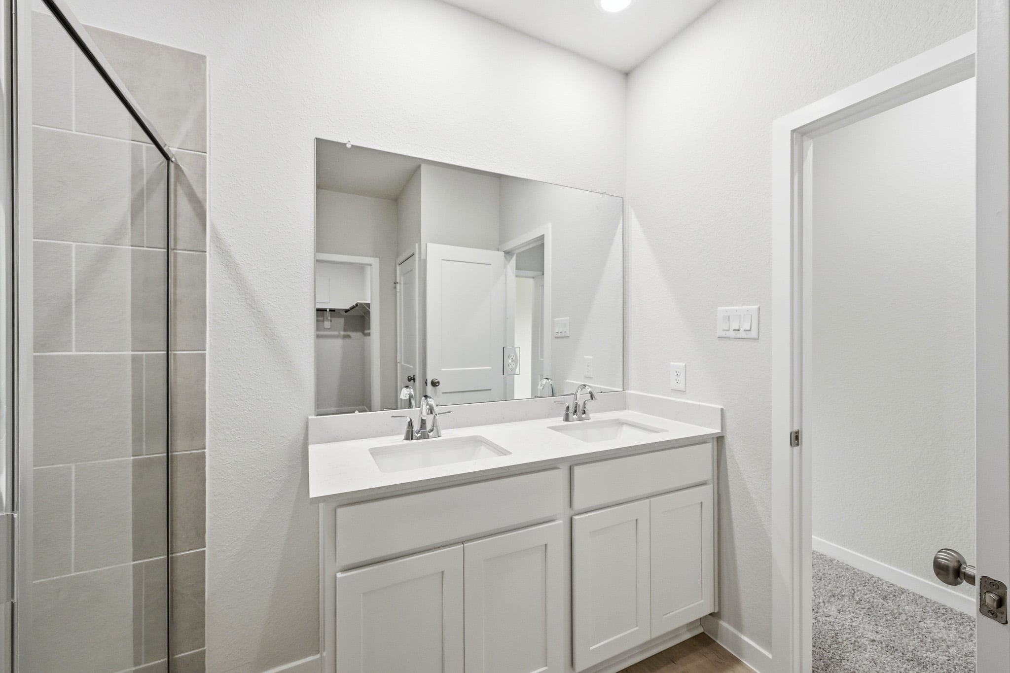 A bathroom with a sink and a mirror.