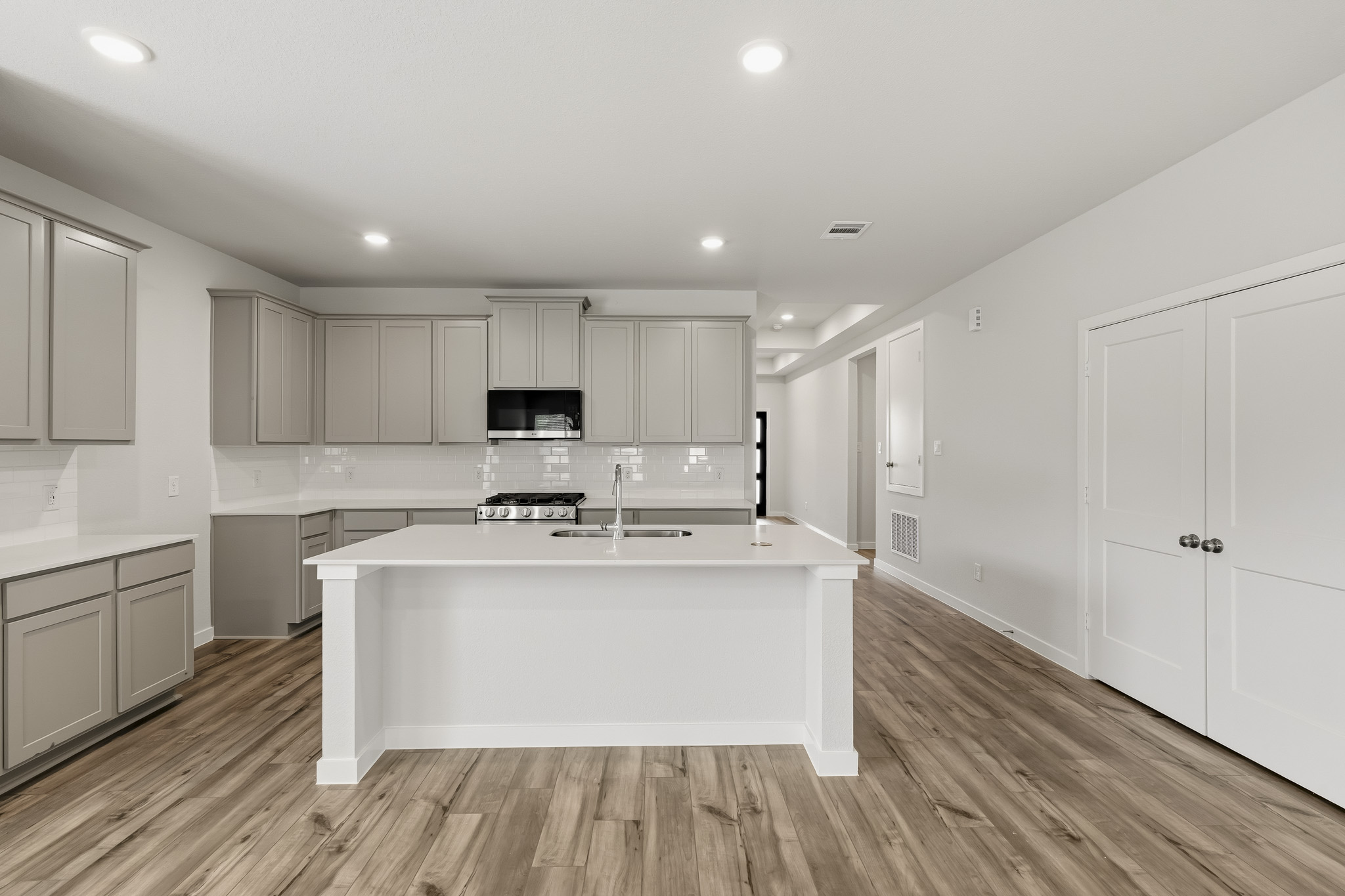 A kitchen with white cabinets.