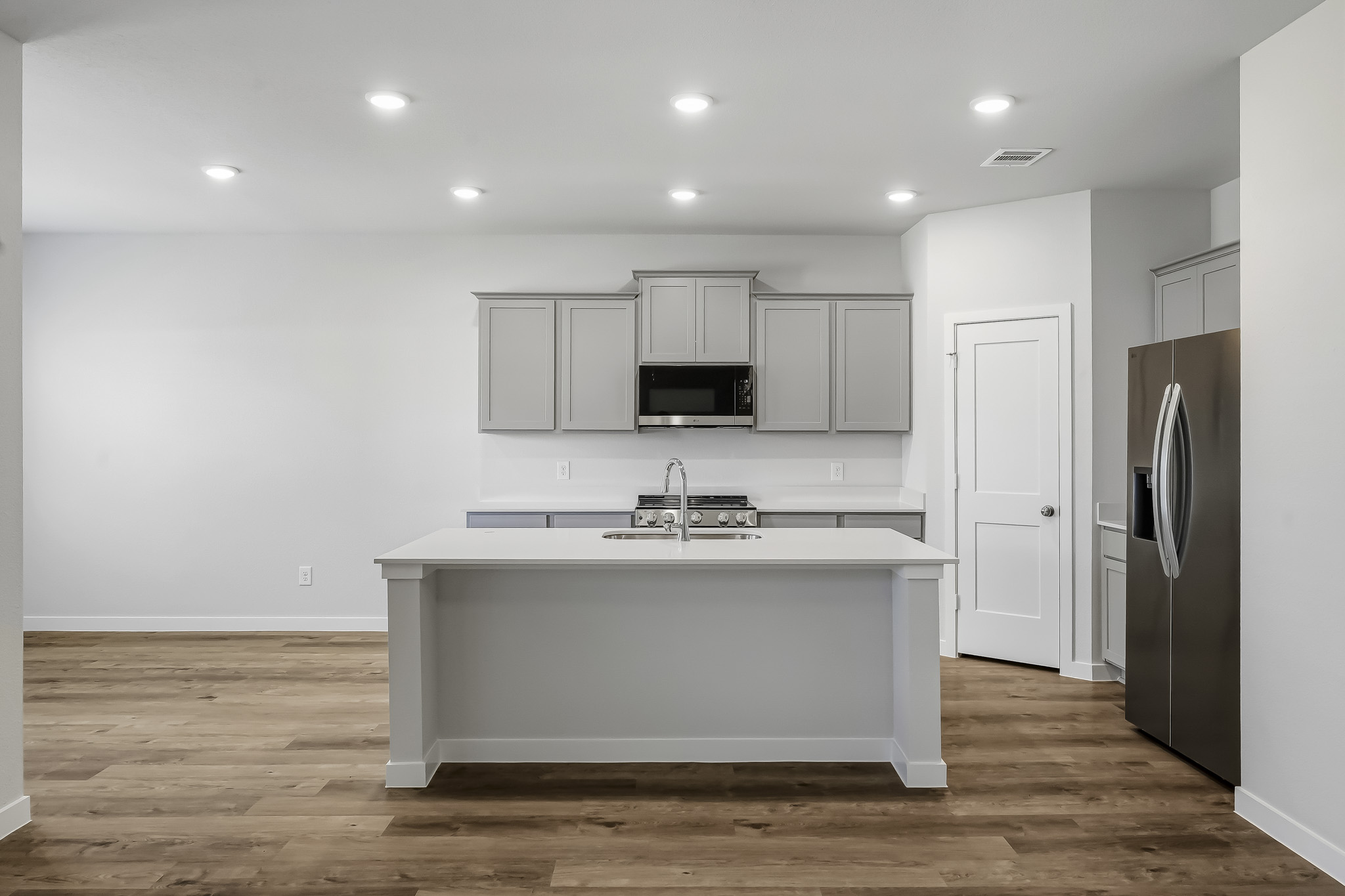 A kitchen with white cabinets.