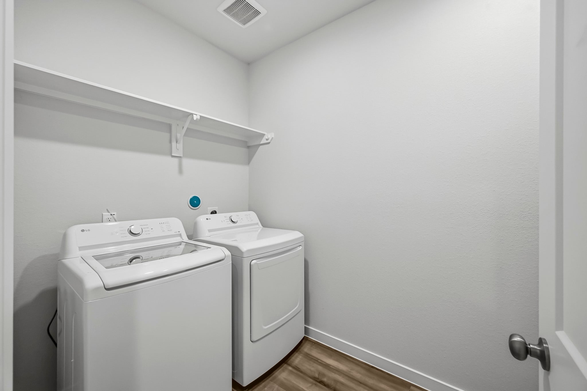 A washing machine in a room.