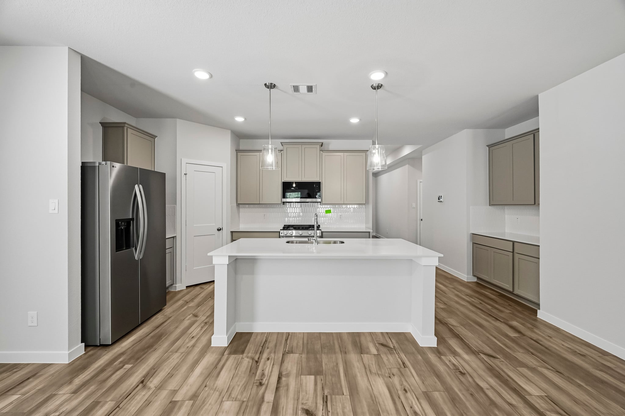 A kitchen with white cabinets.