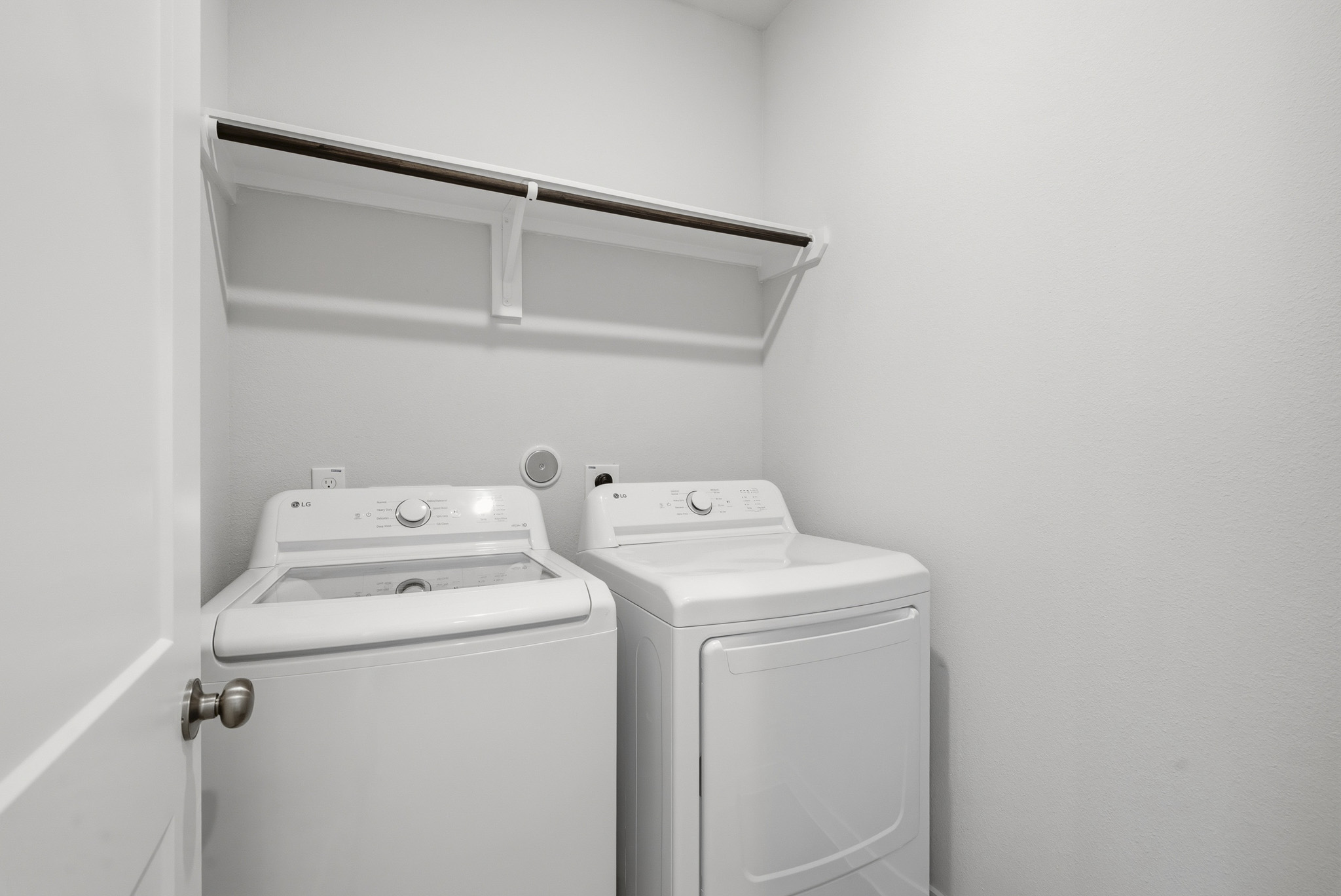 A white washer and dryer.