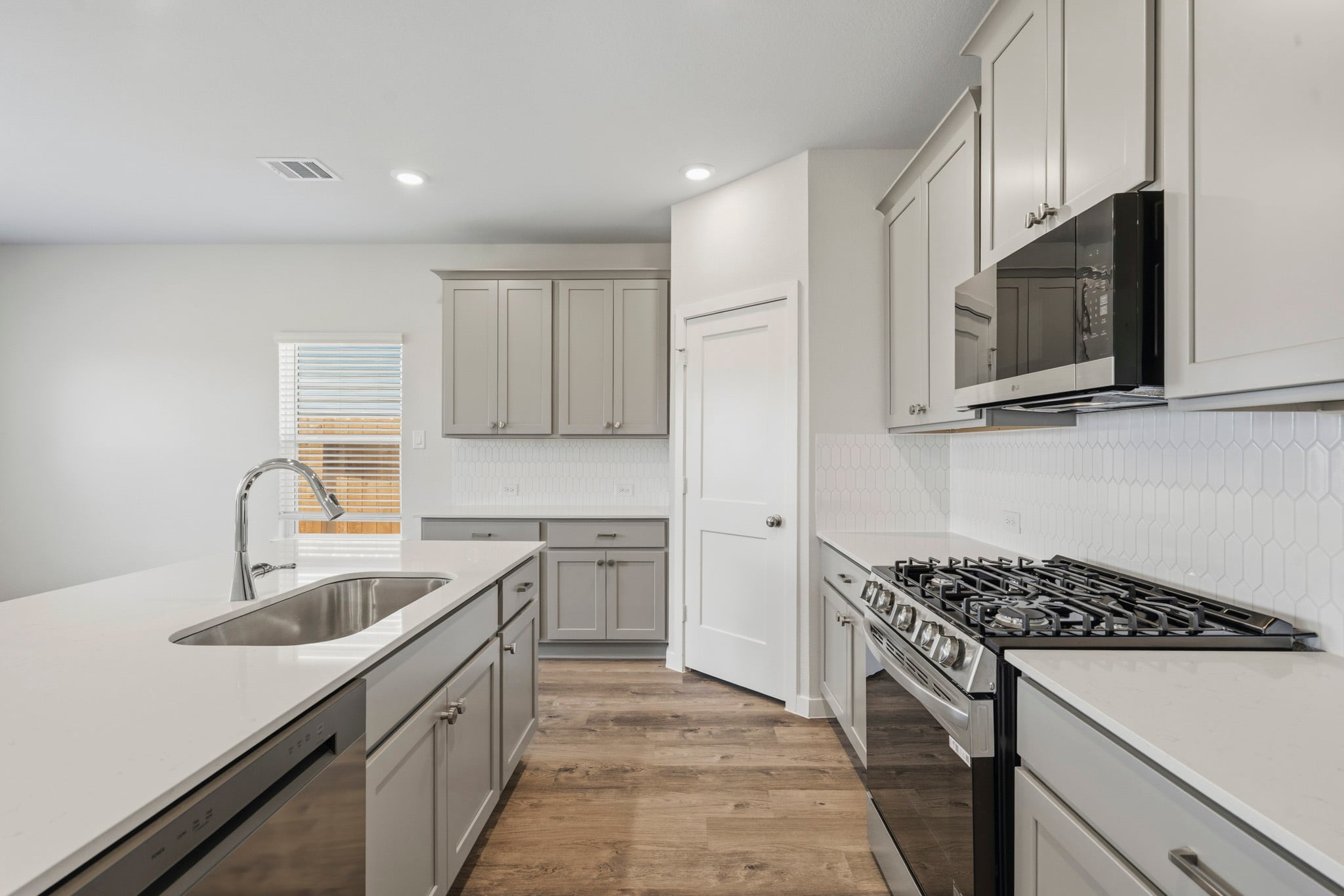 A kitchen with white cabinets.