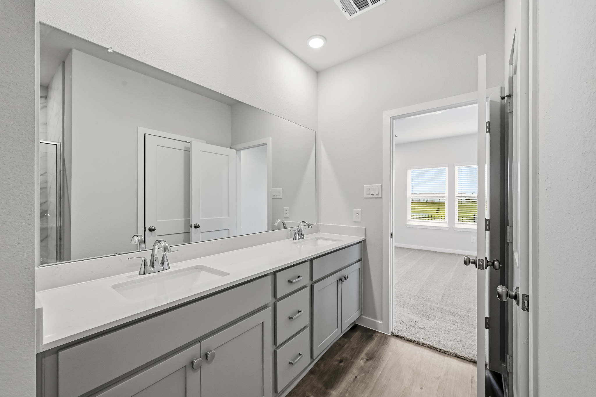 A bathroom with a sink and a mirror.