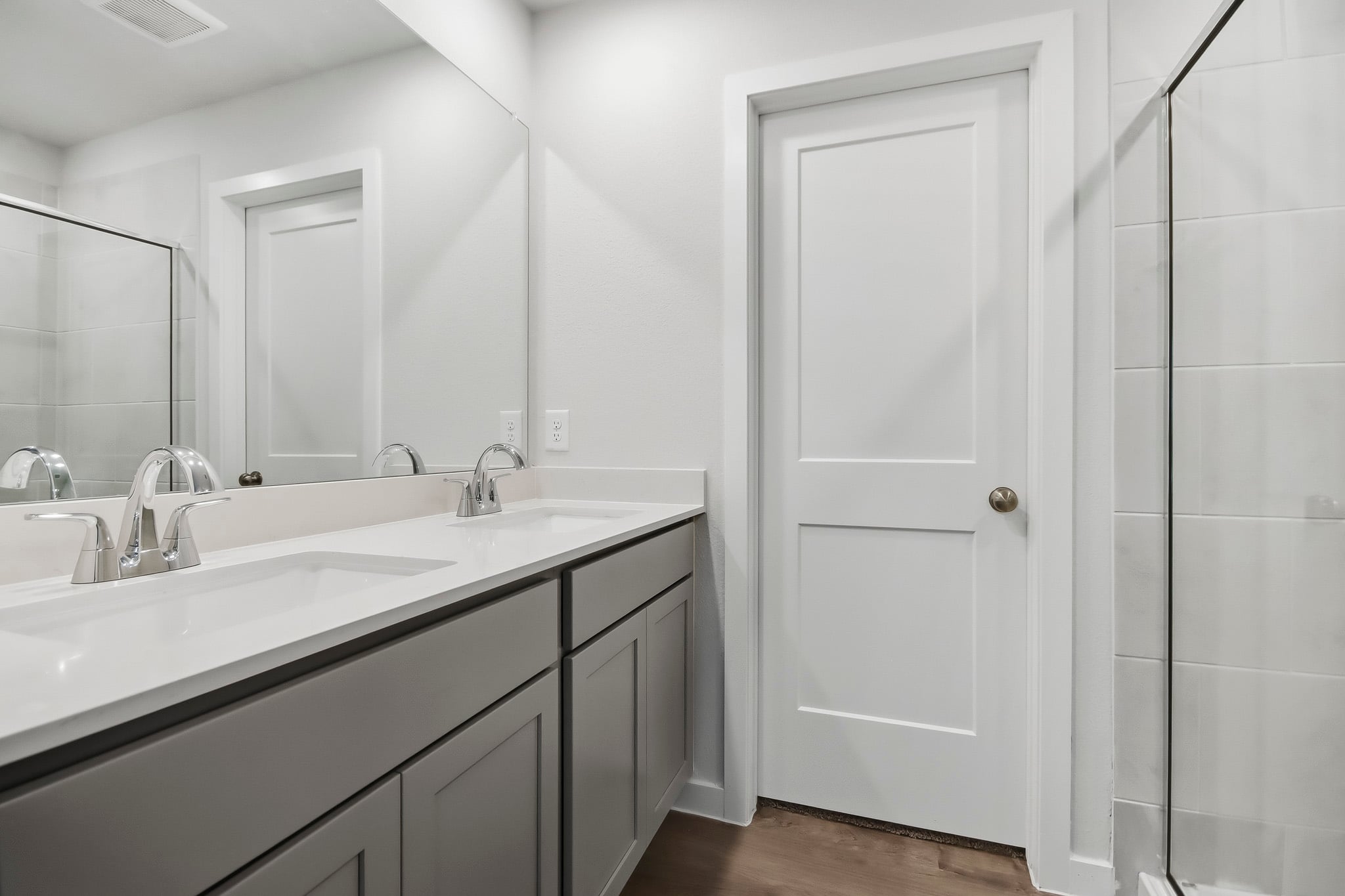 A bathroom with a sink and a mirror.