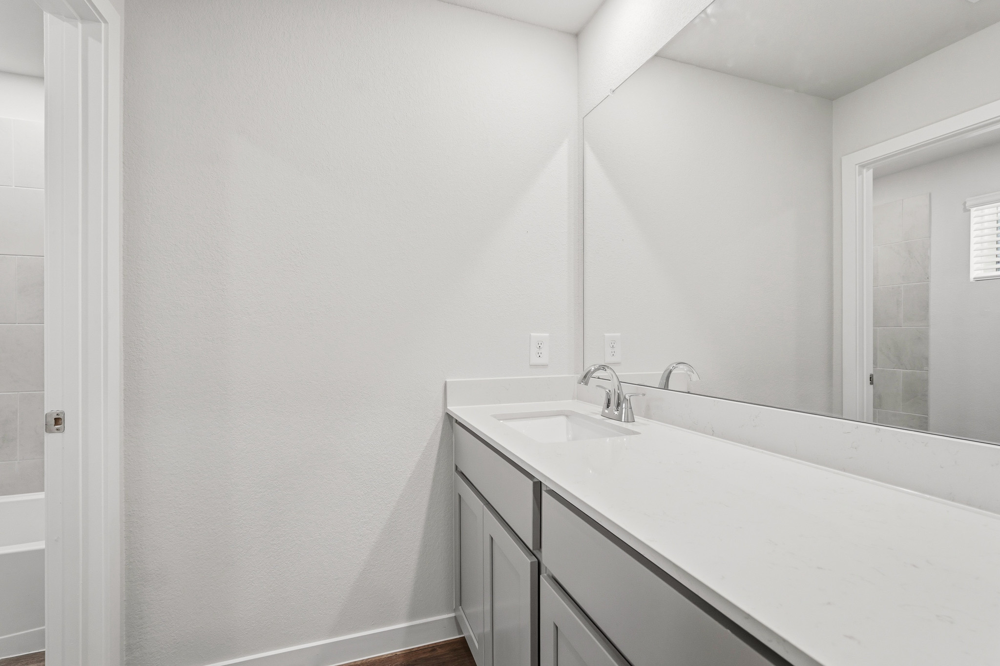 A bathroom with a sink and a mirror.