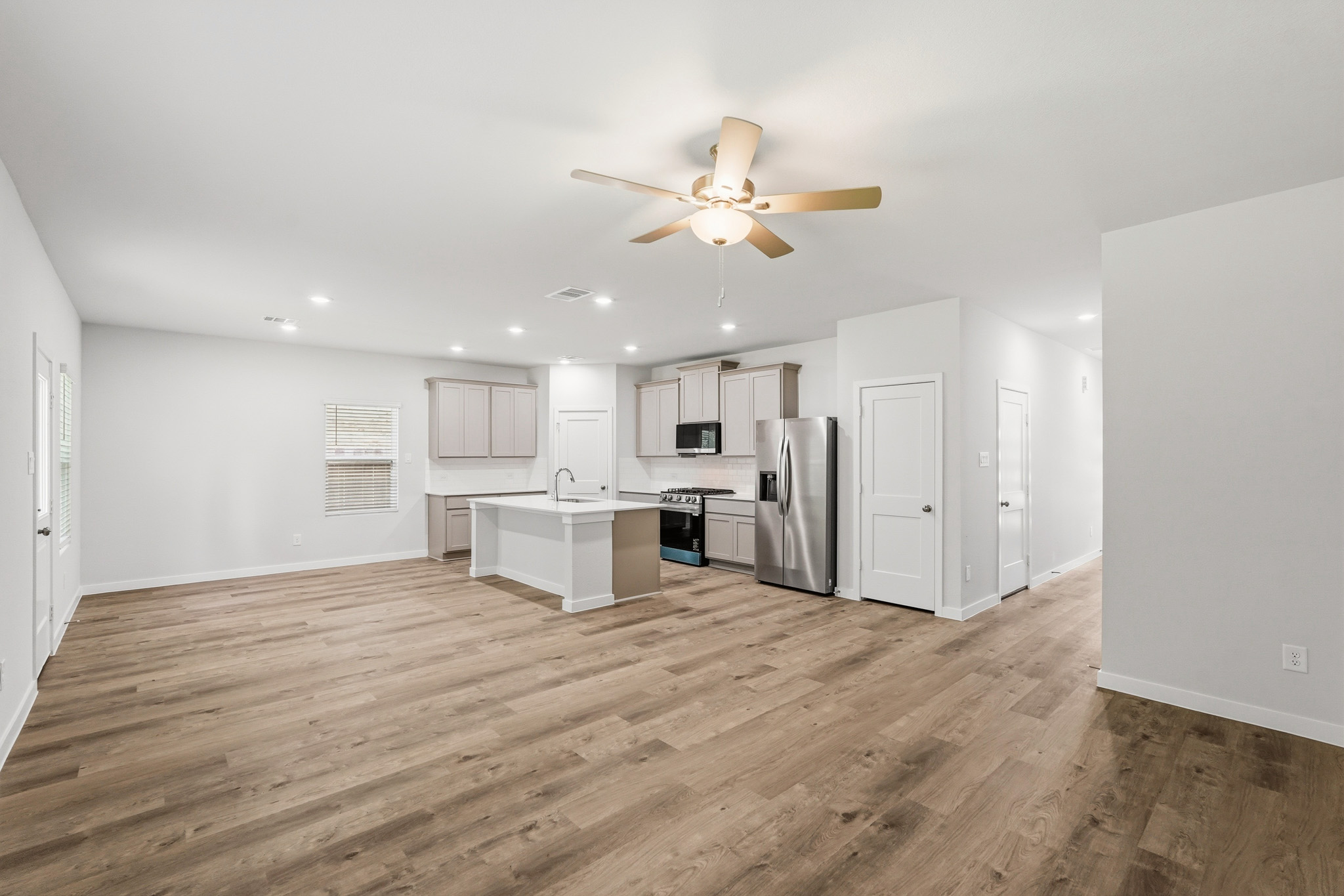 A kitchen with white cabinets.