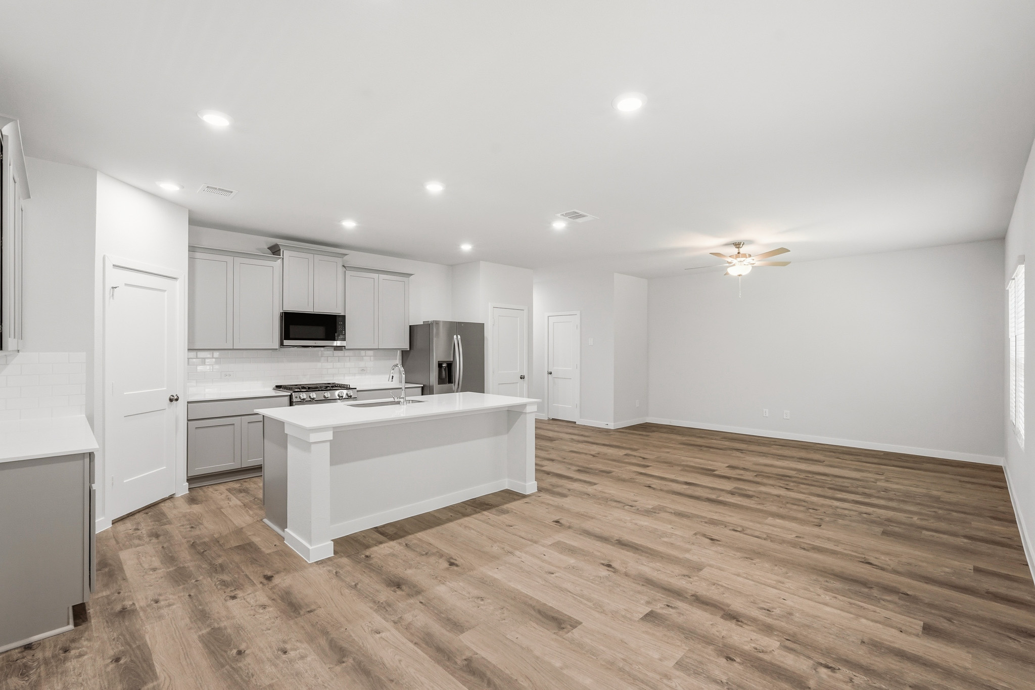 A kitchen with white cabinets.