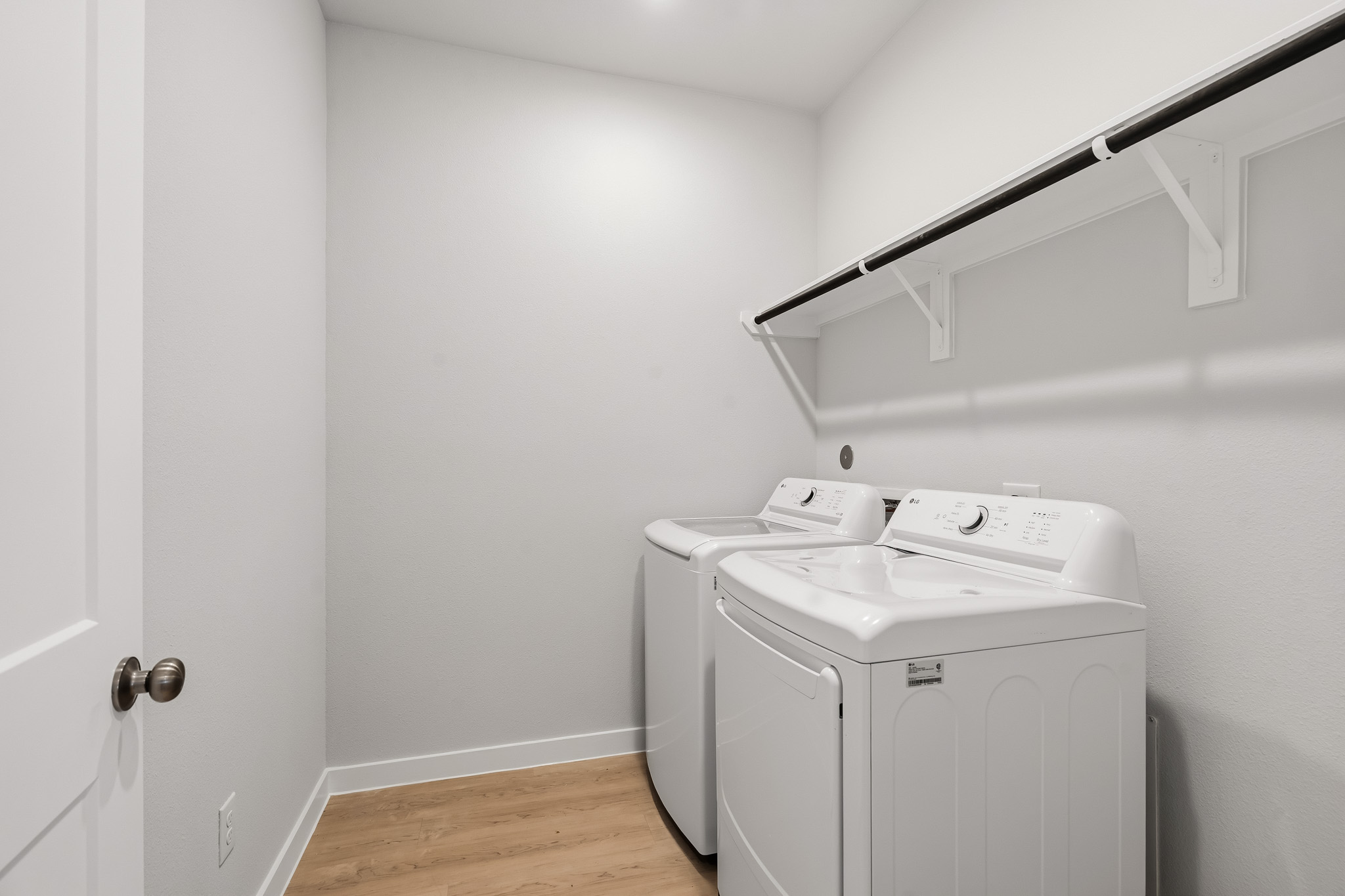 A white washer and dryer.