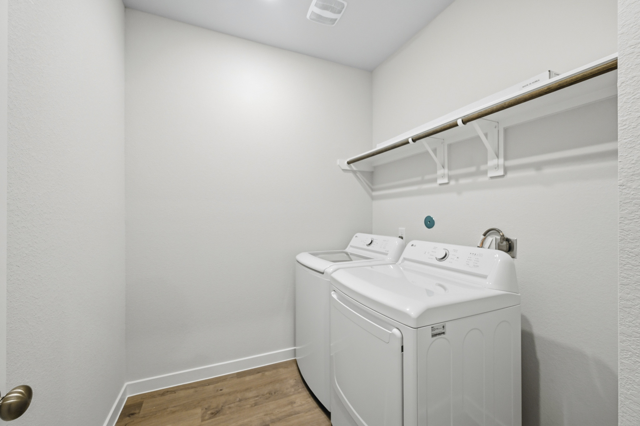 A white washer and dryer.