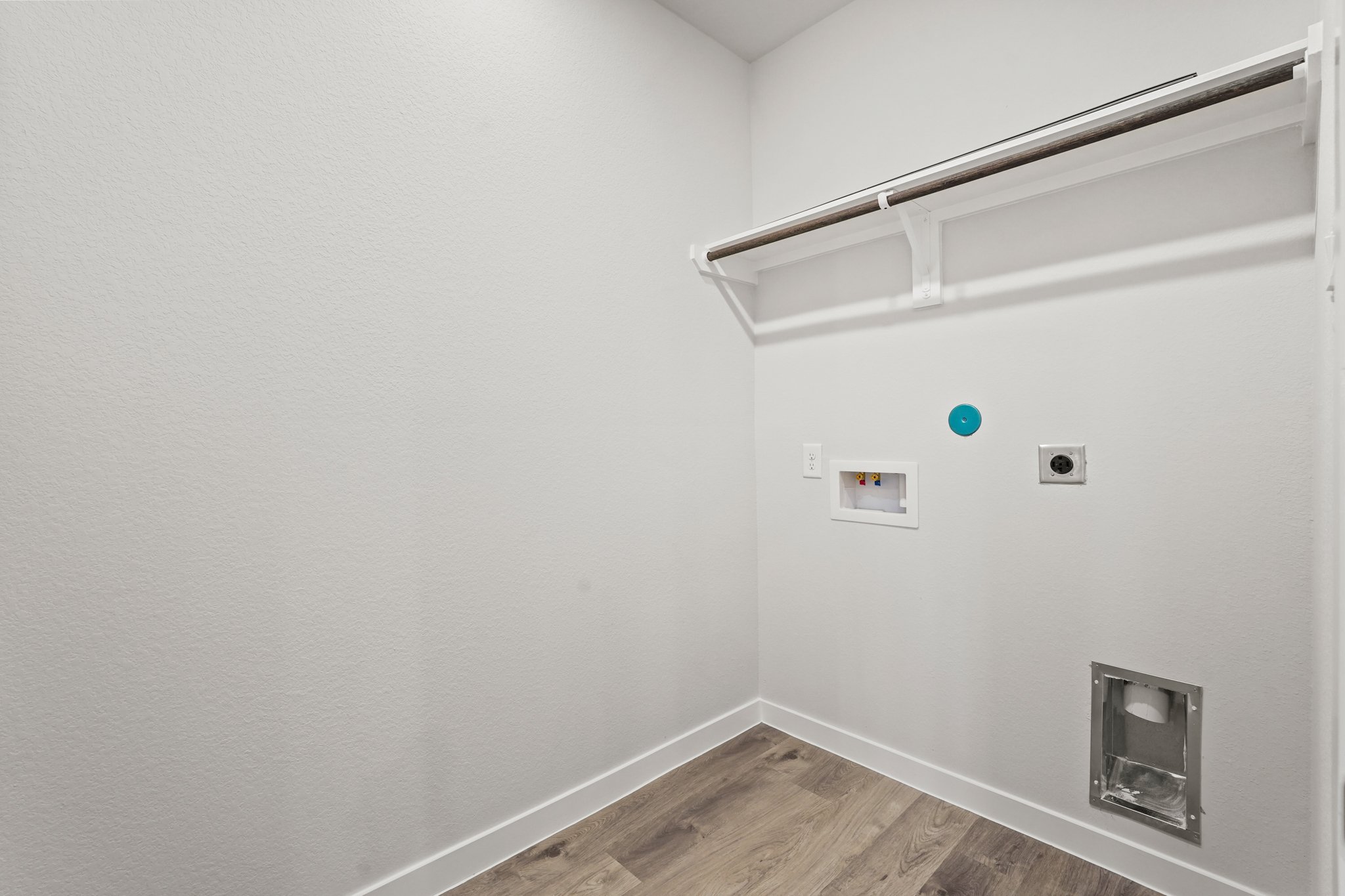 A white wall with a vent and a light on it.