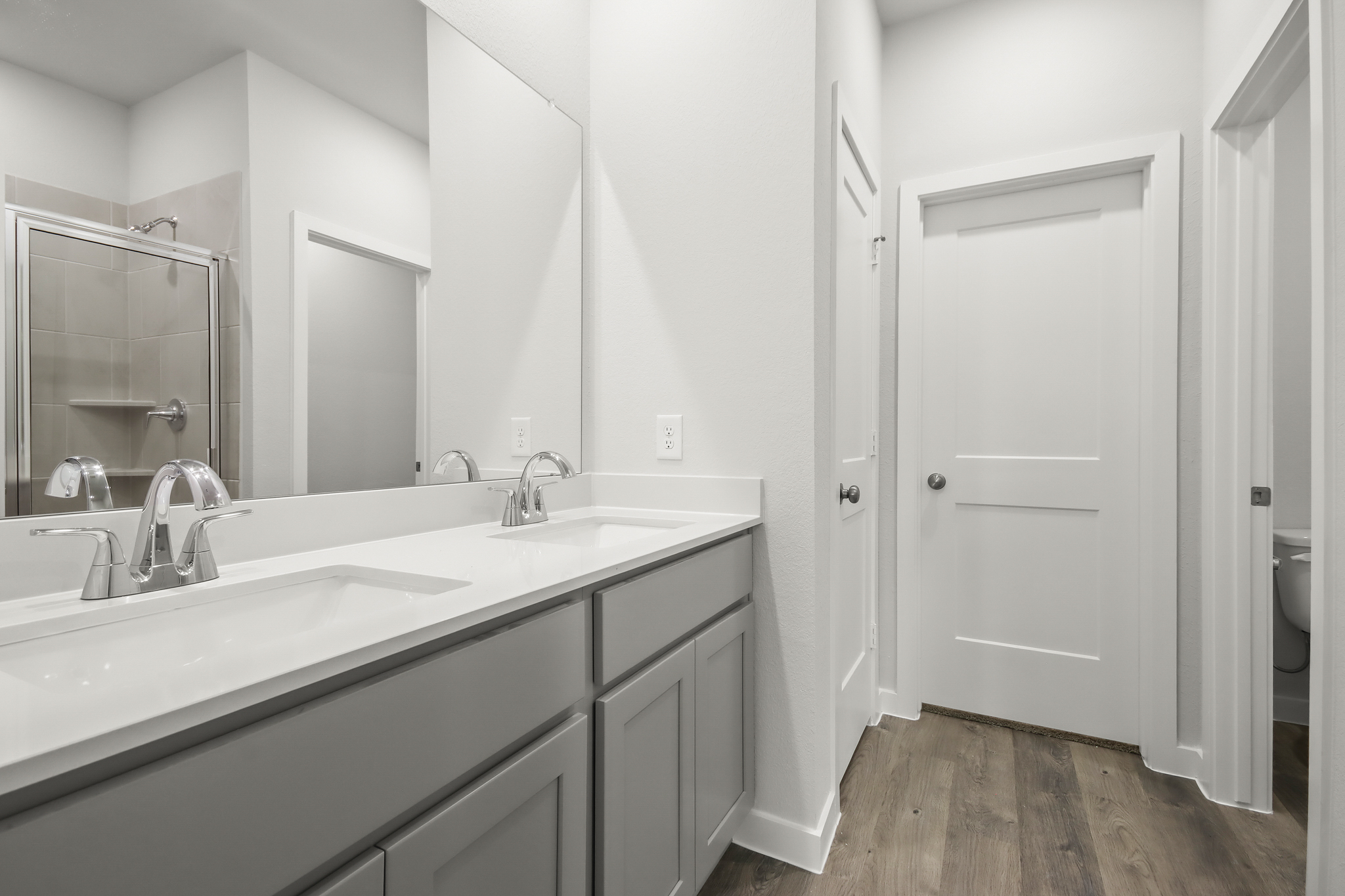 A bathroom with a sink and a mirror.