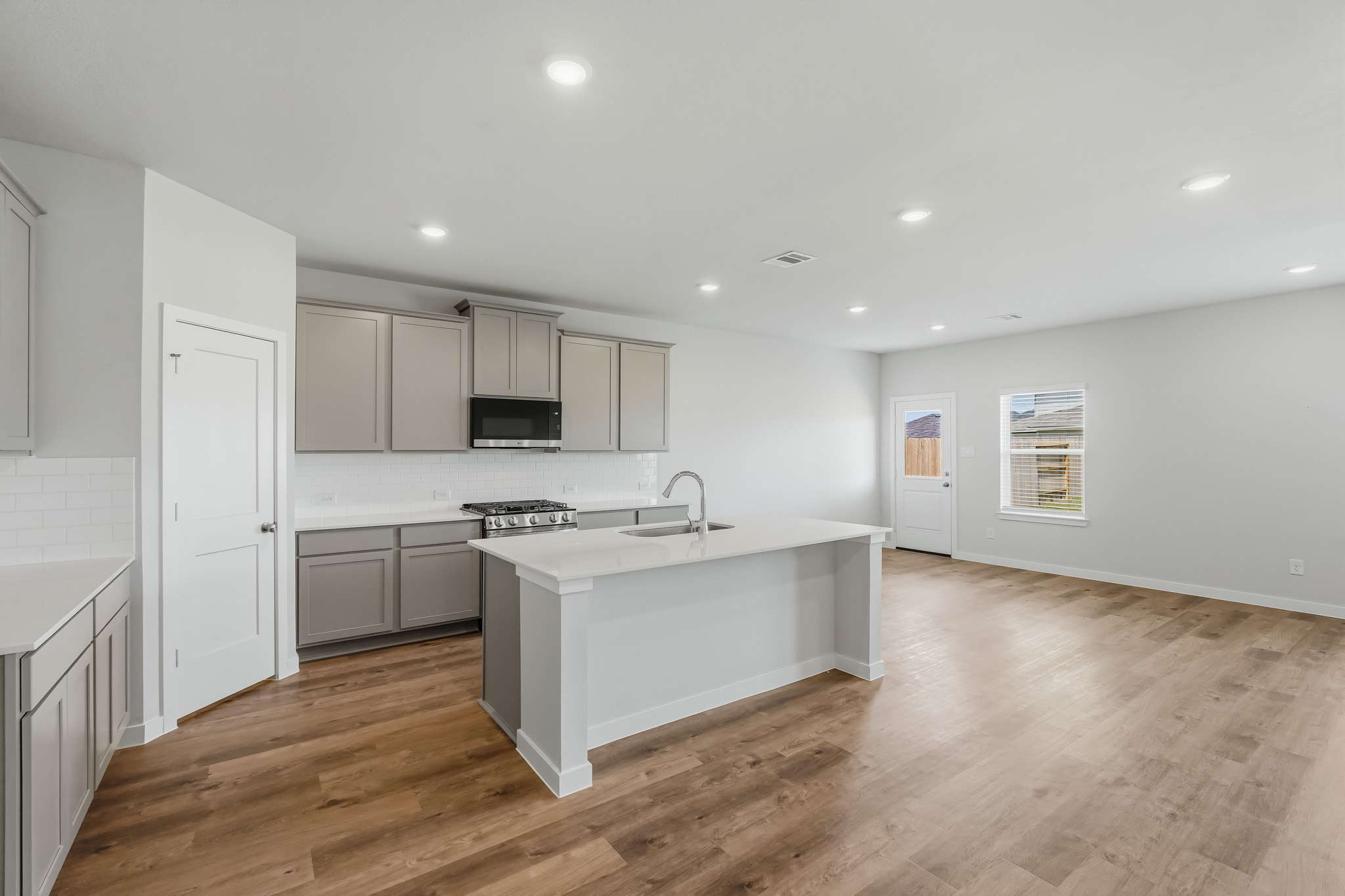 A kitchen with white cabinets.