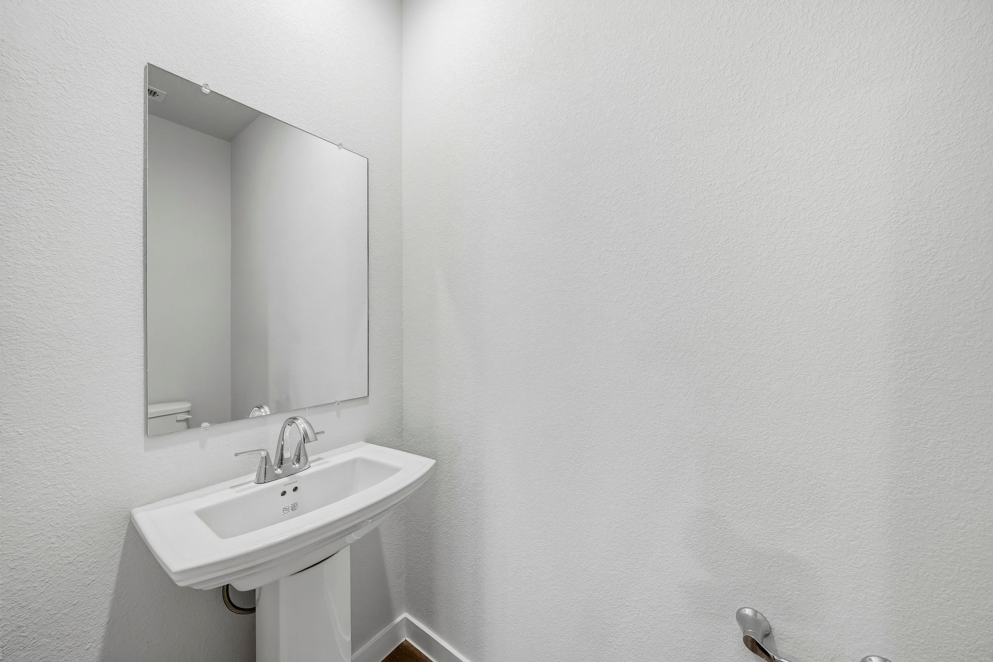 A bathroom with a mirror and sink.