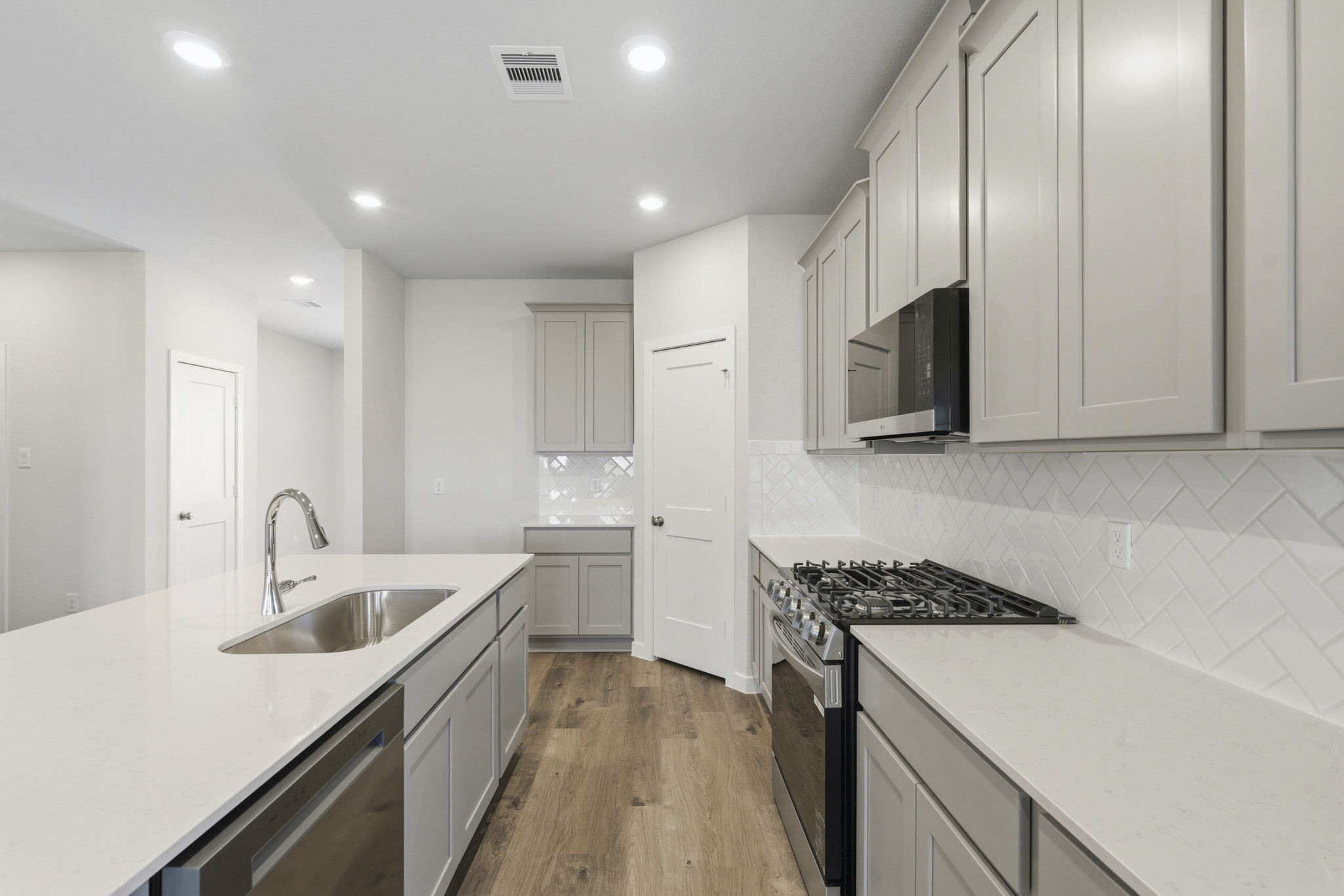 A kitchen with white cabinets.