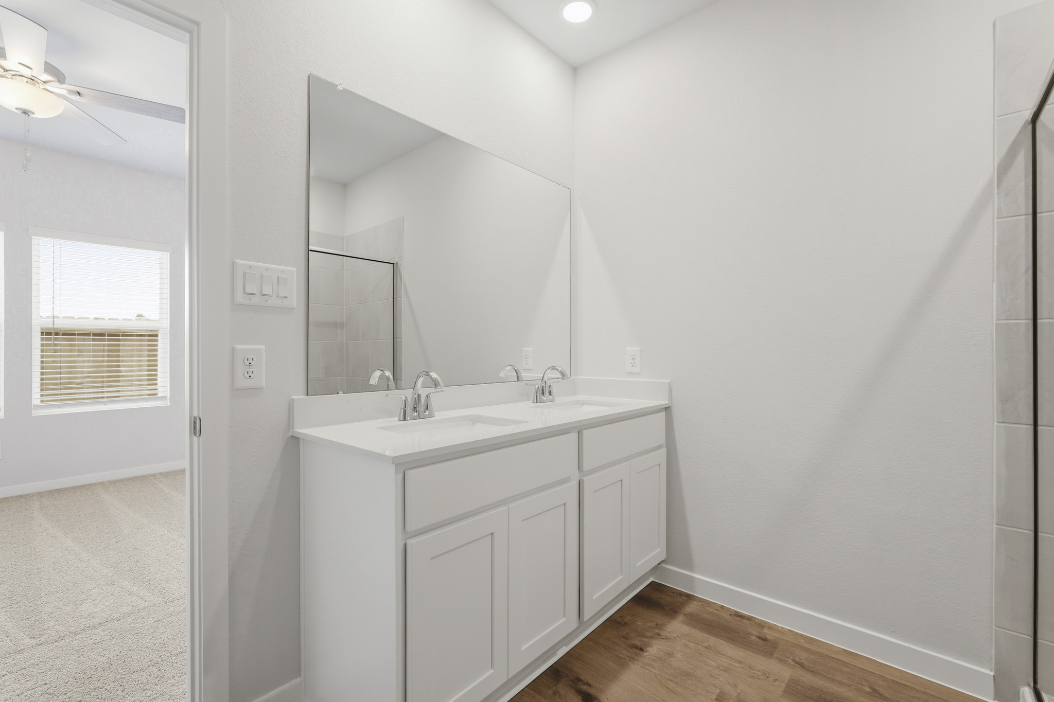 A bathroom with a sink and mirror.