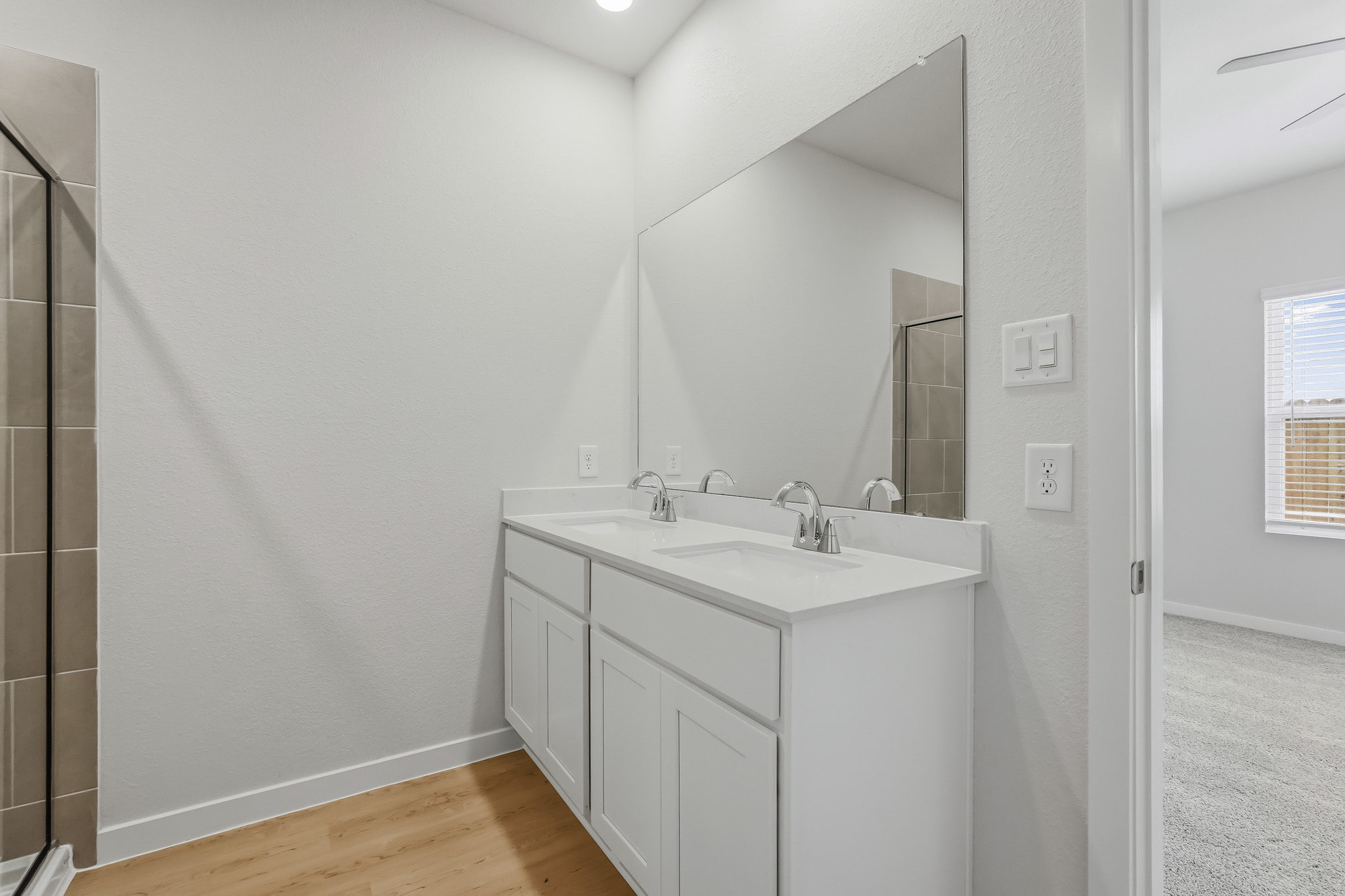 A bathroom with a sink and mirror.