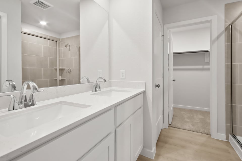 A bathroom with a sink and a mirror.