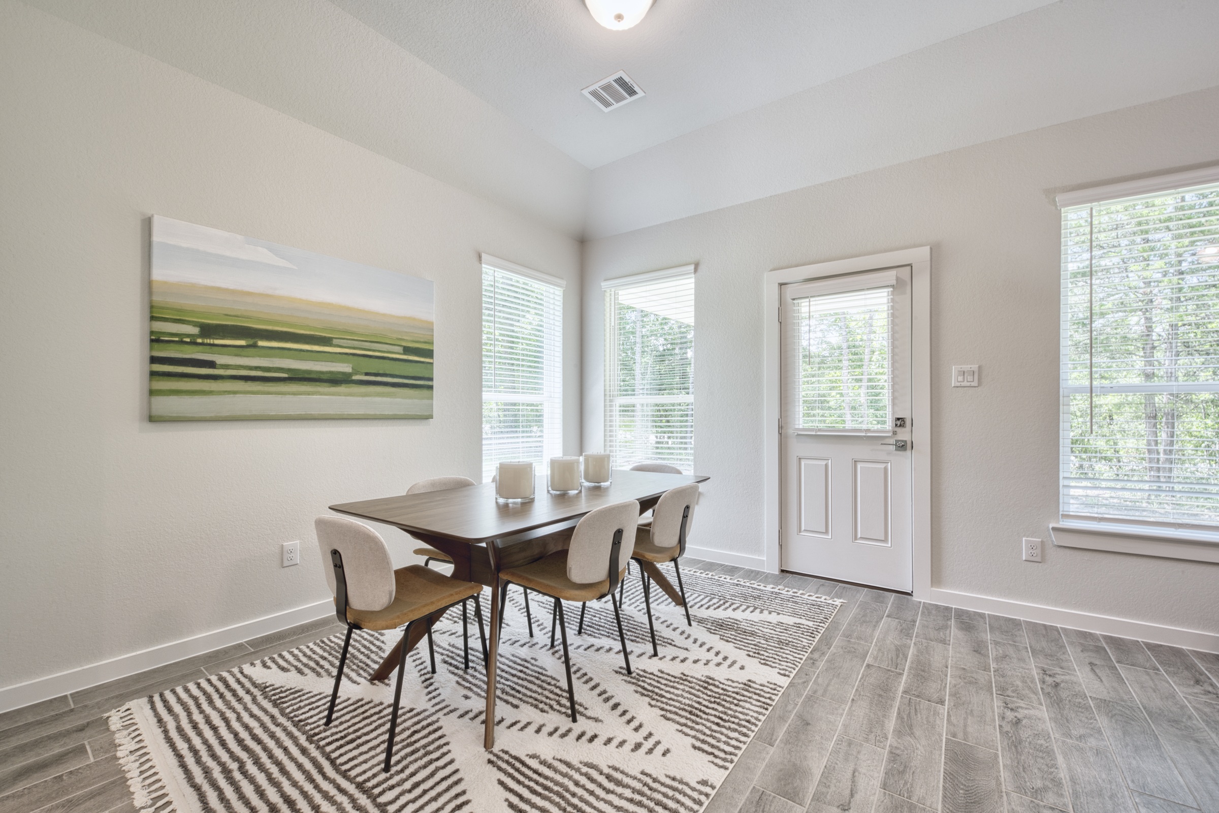 A dining room with a rug and a rug.