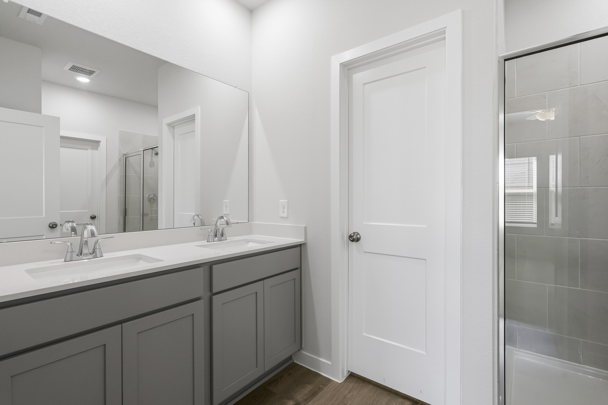 A bathroom with a sink and a mirror.