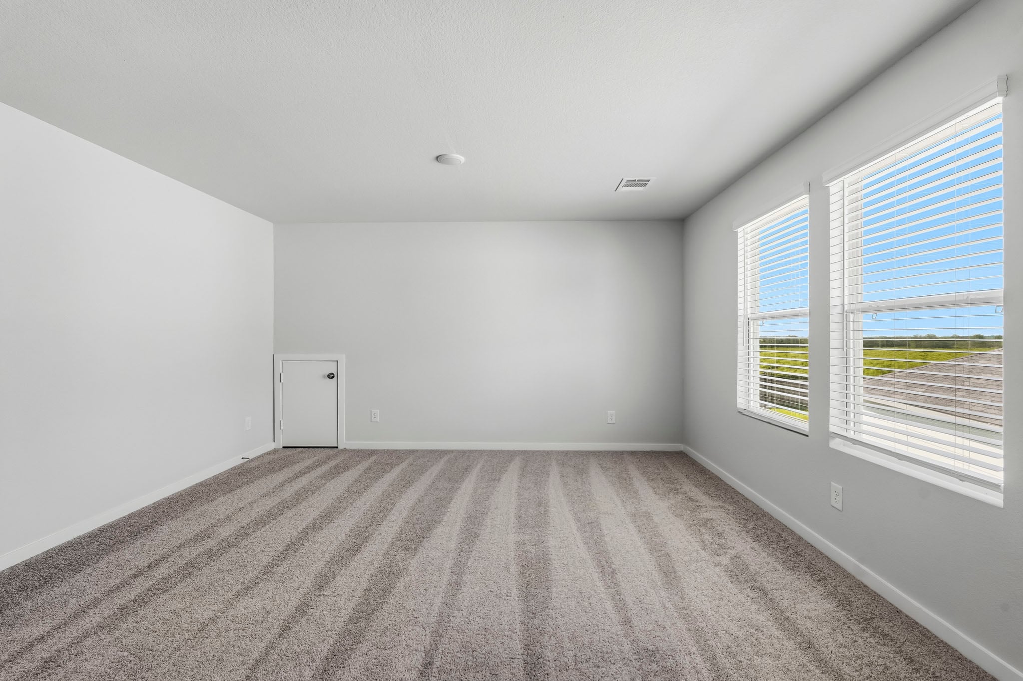 A room with windows.