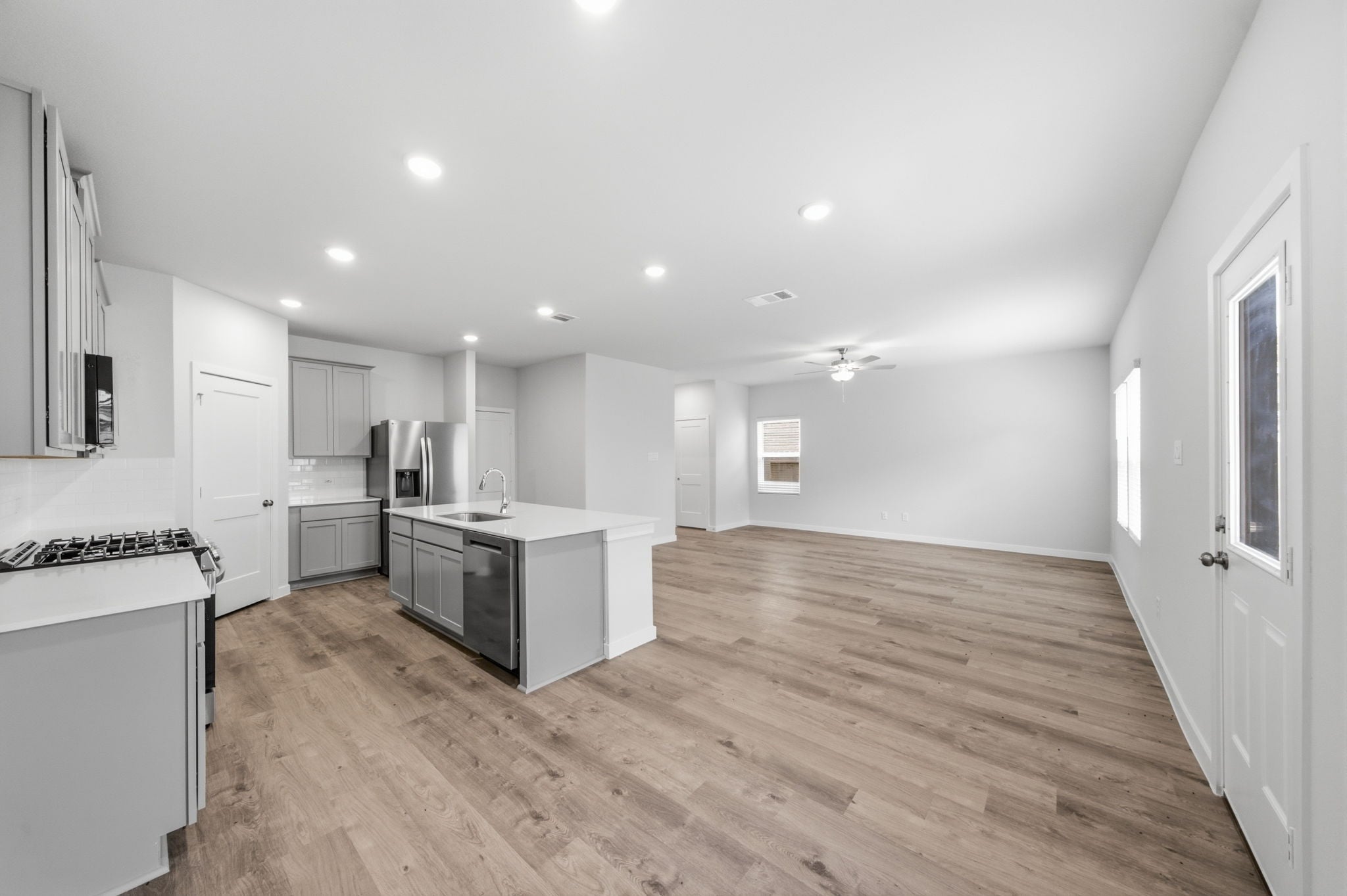 A kitchen with white cabinets.