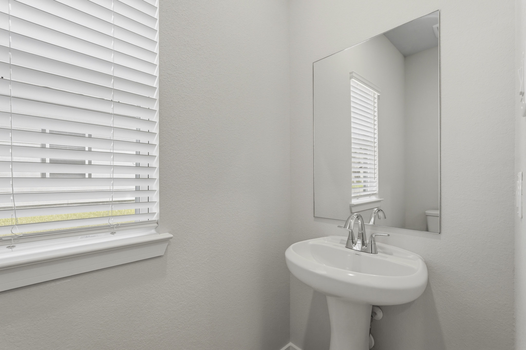 A bathroom with a sink and mirror.