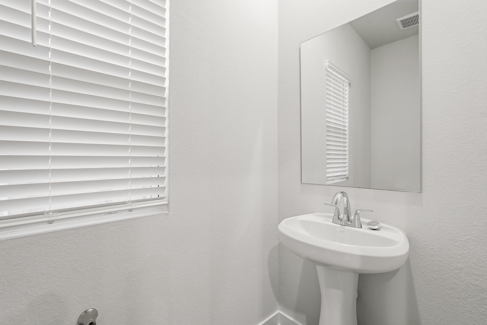 A bathroom with a sink and mirror.