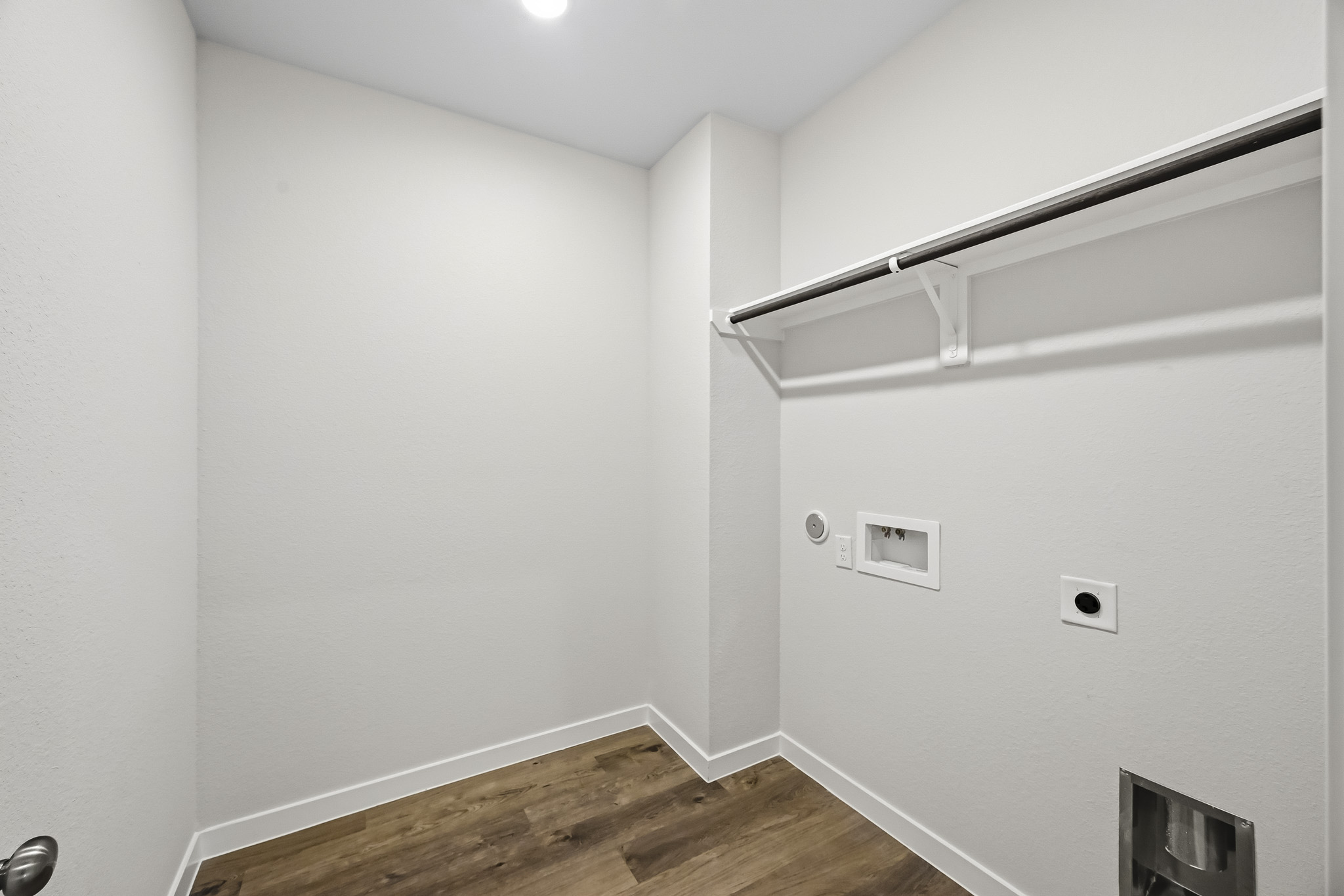 A white wall with a white ceiling.