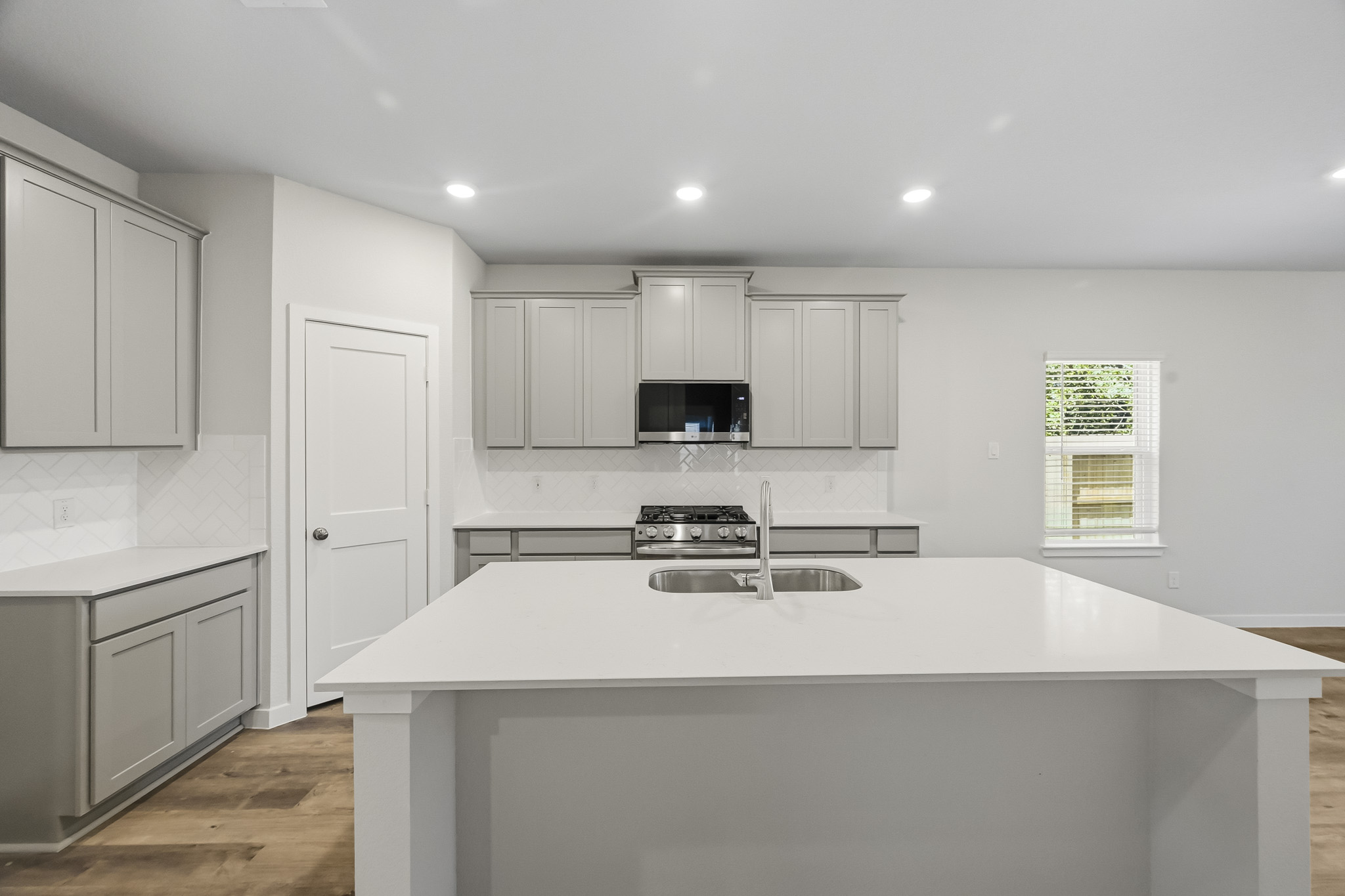 A kitchen with white cabinets.