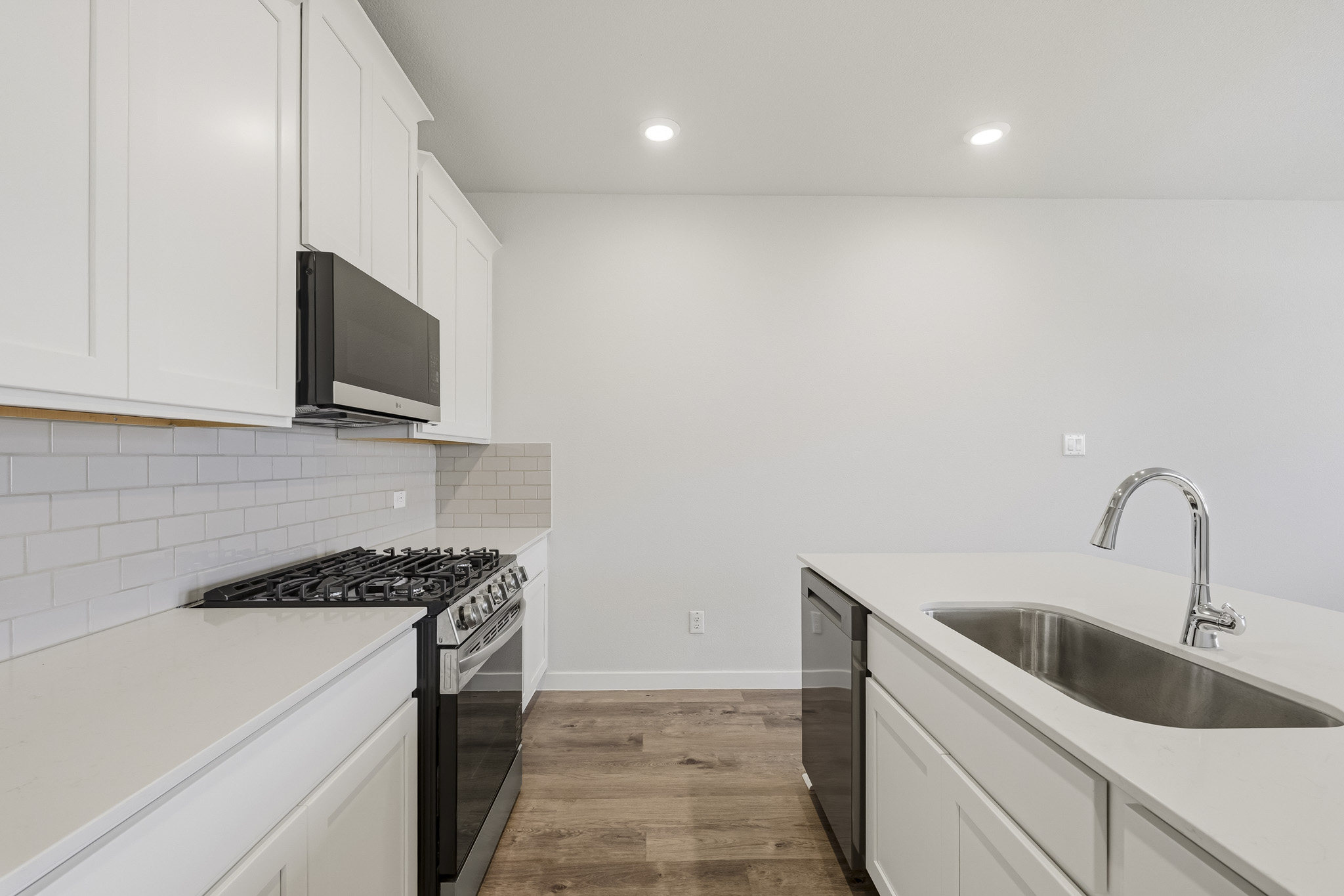 A kitchen with white cabinets.