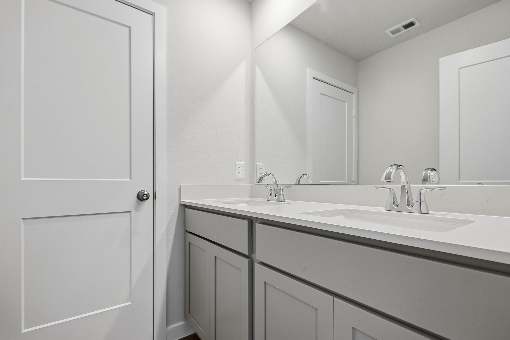 A bathroom with a sink and a mirror.