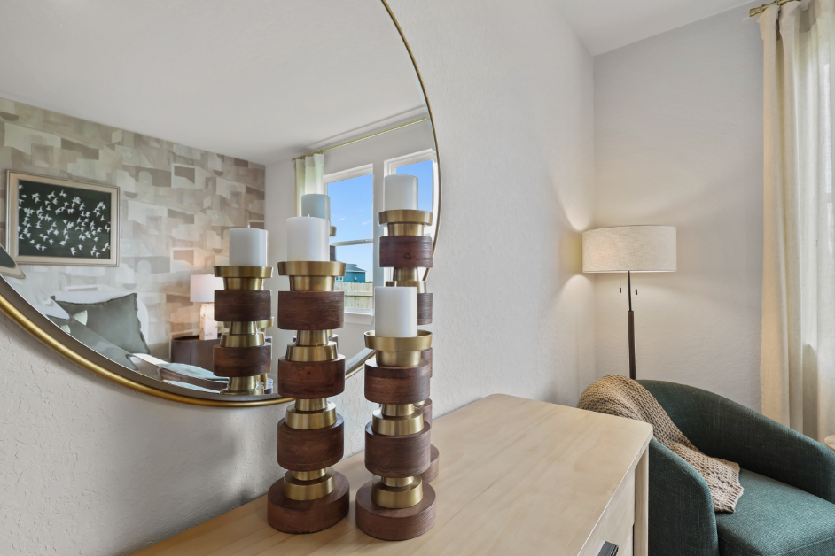 A table with a mirror and a lamp on it.