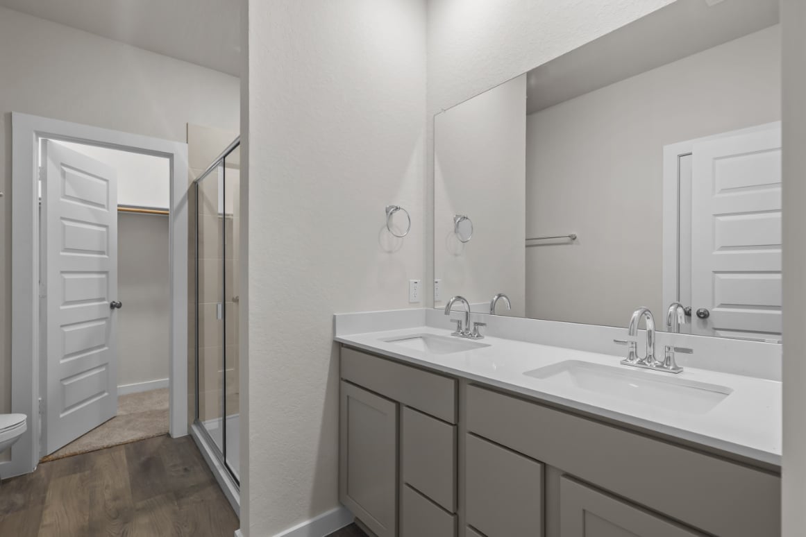 A bathroom with a sink and a mirror.