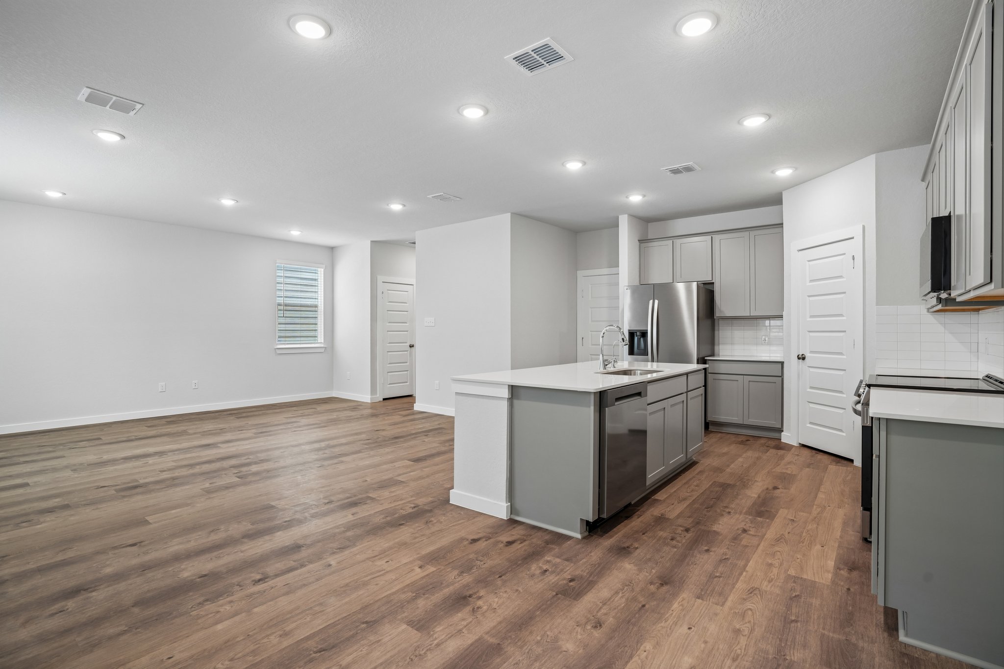 A kitchen with white cabinets.
