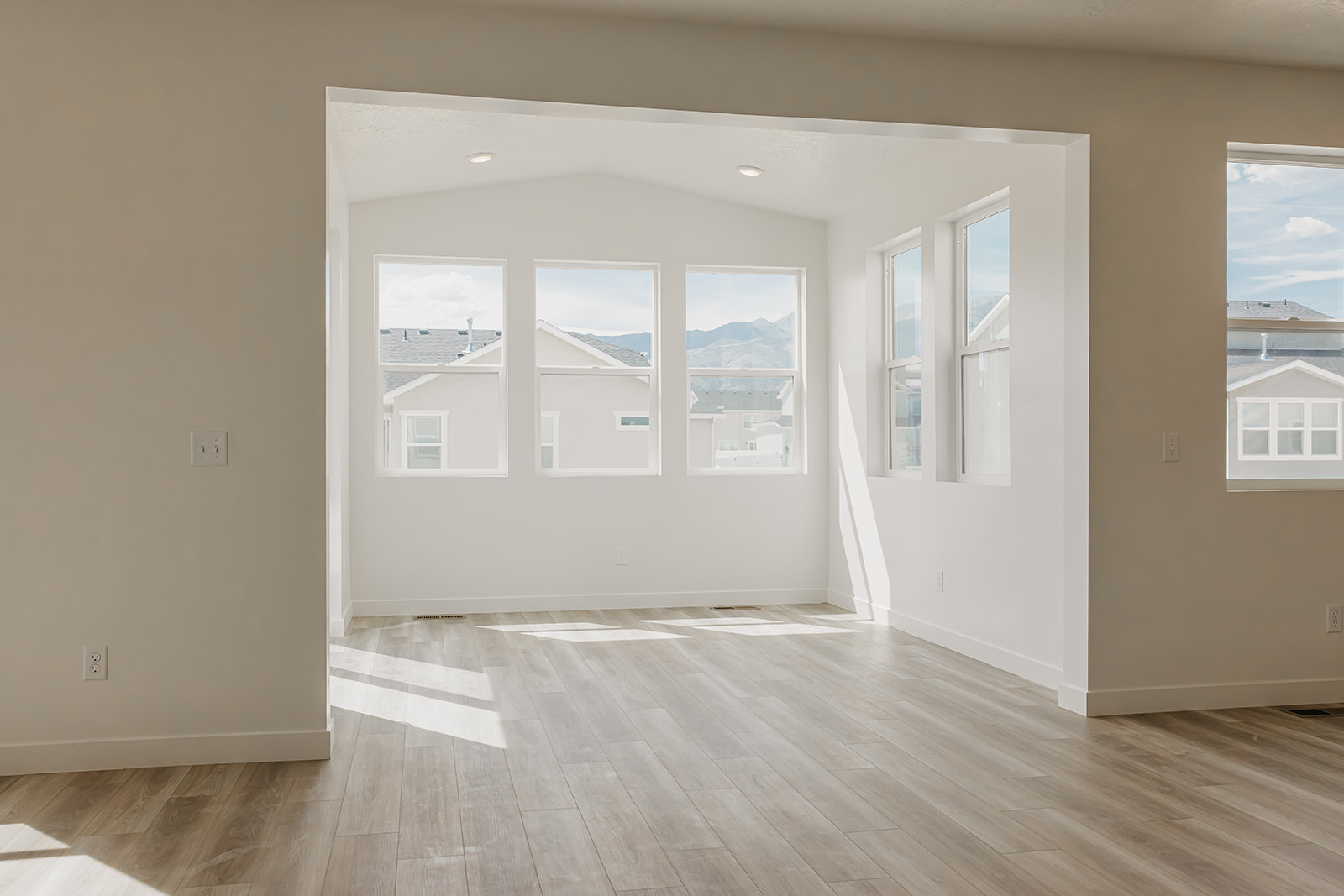 A room with a wood floor and windows.